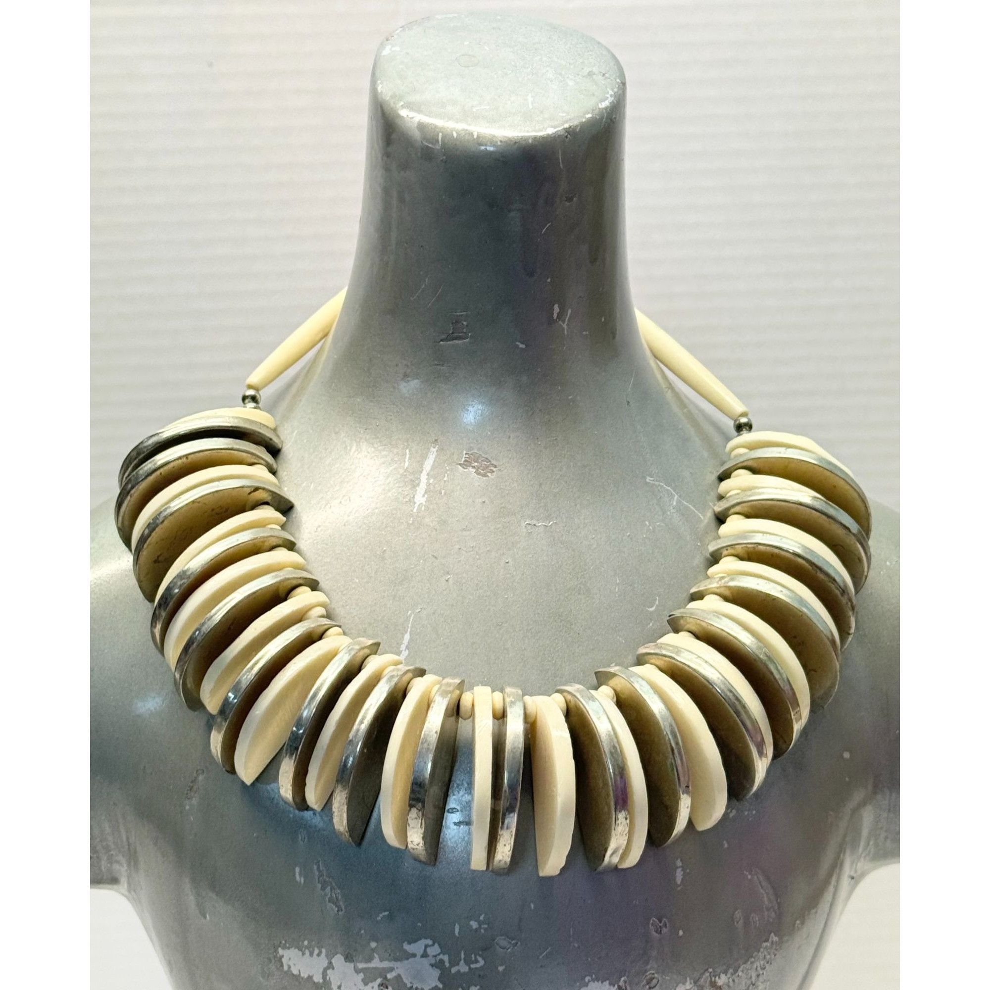 Vintage Vintage metal and white carved disc collar necklace Size ONE SIZE - 2 Thumbnail