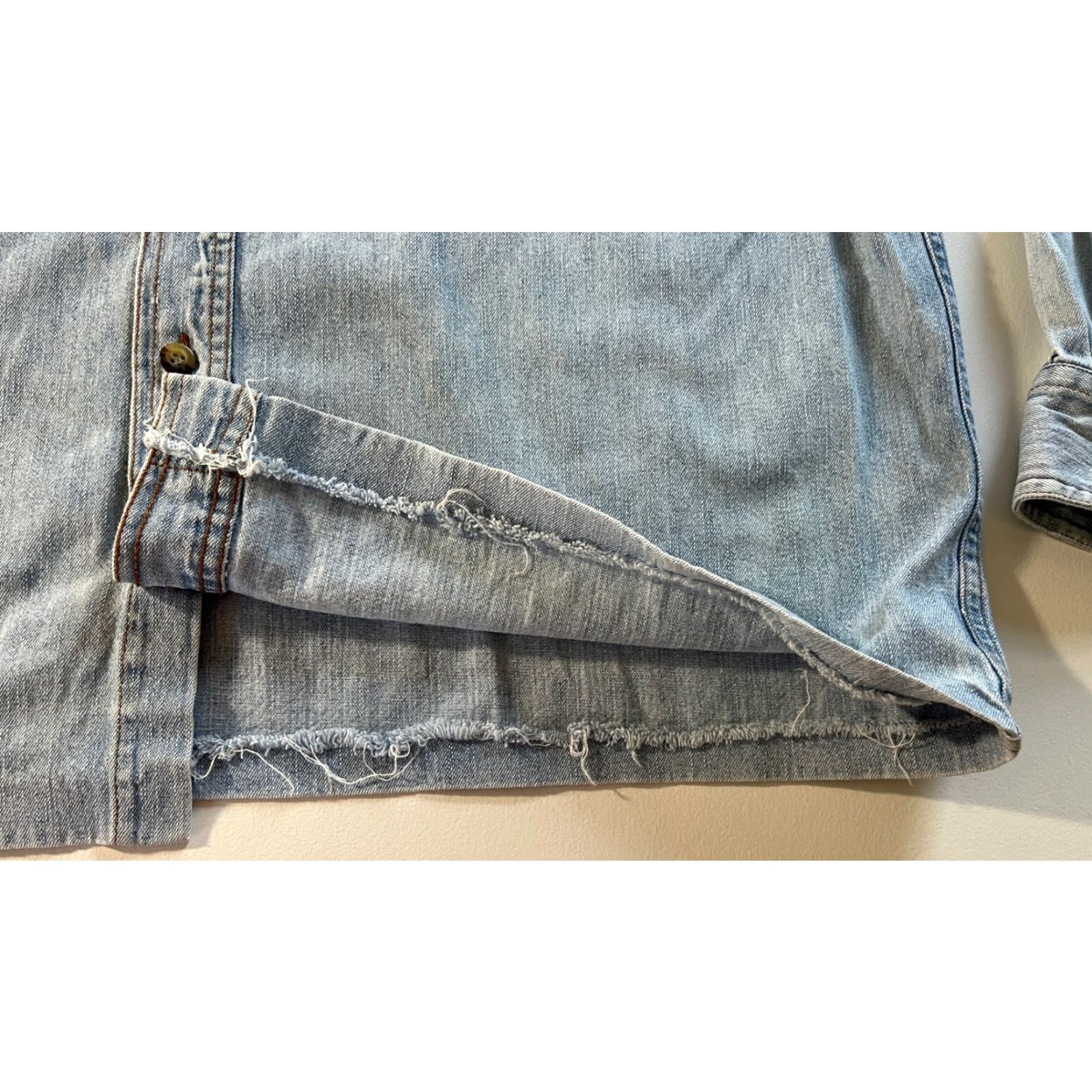 Guess VINTAGE Guess Jeans Button-Up Denim Shirt Mens 90s Americana Sz L Blue Denim Embroidered Pockets Size US L / EU 52-54 / 3 - 6 Thumbnail