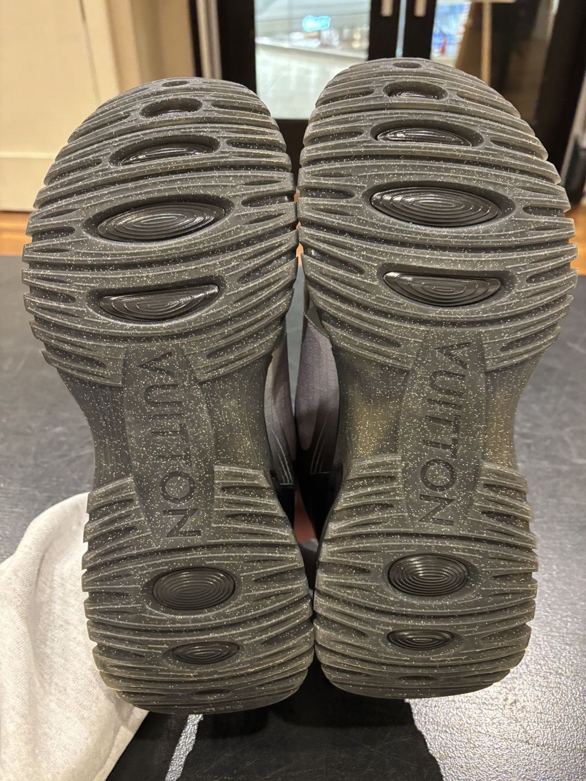 Louis Vuitton Louis Vuitton Run Away Pulse Sneaker - Grey Size US 9 / EU 42 - 7 Thumbnail