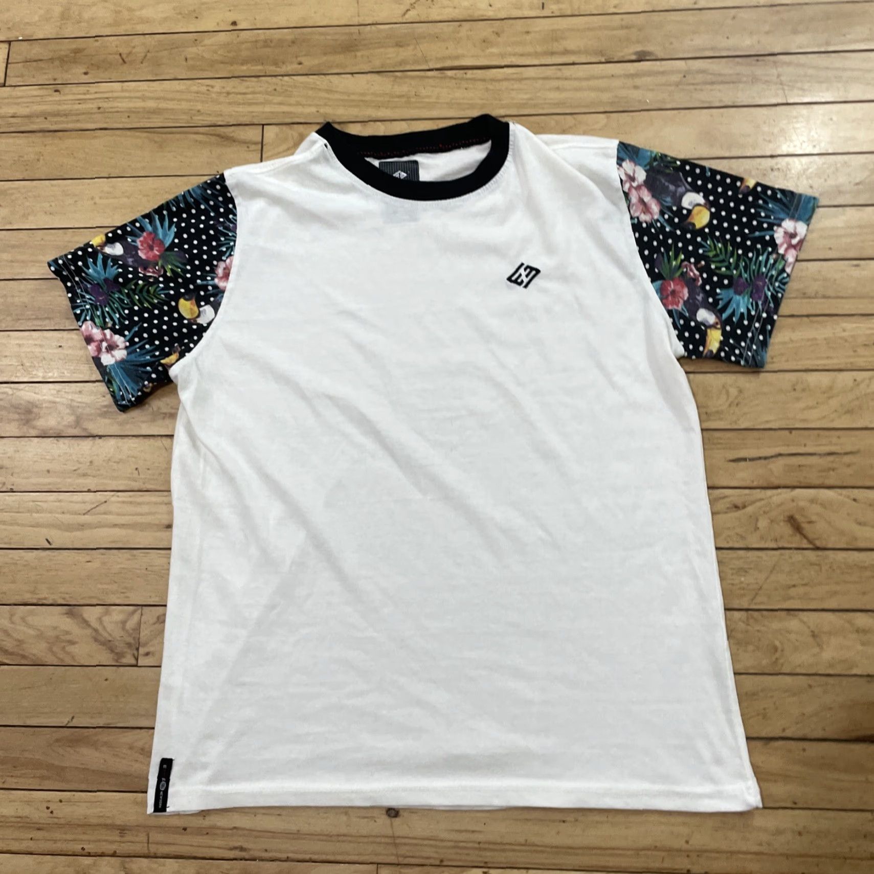 Enyce ENYCE T-Shirt Men L Floral Hawaiian Sleeve Toucan Bird Multicolor Short Sleeve Crew Neck Large Size US L / EU 52-54 / 3 - 2 Thumbnail