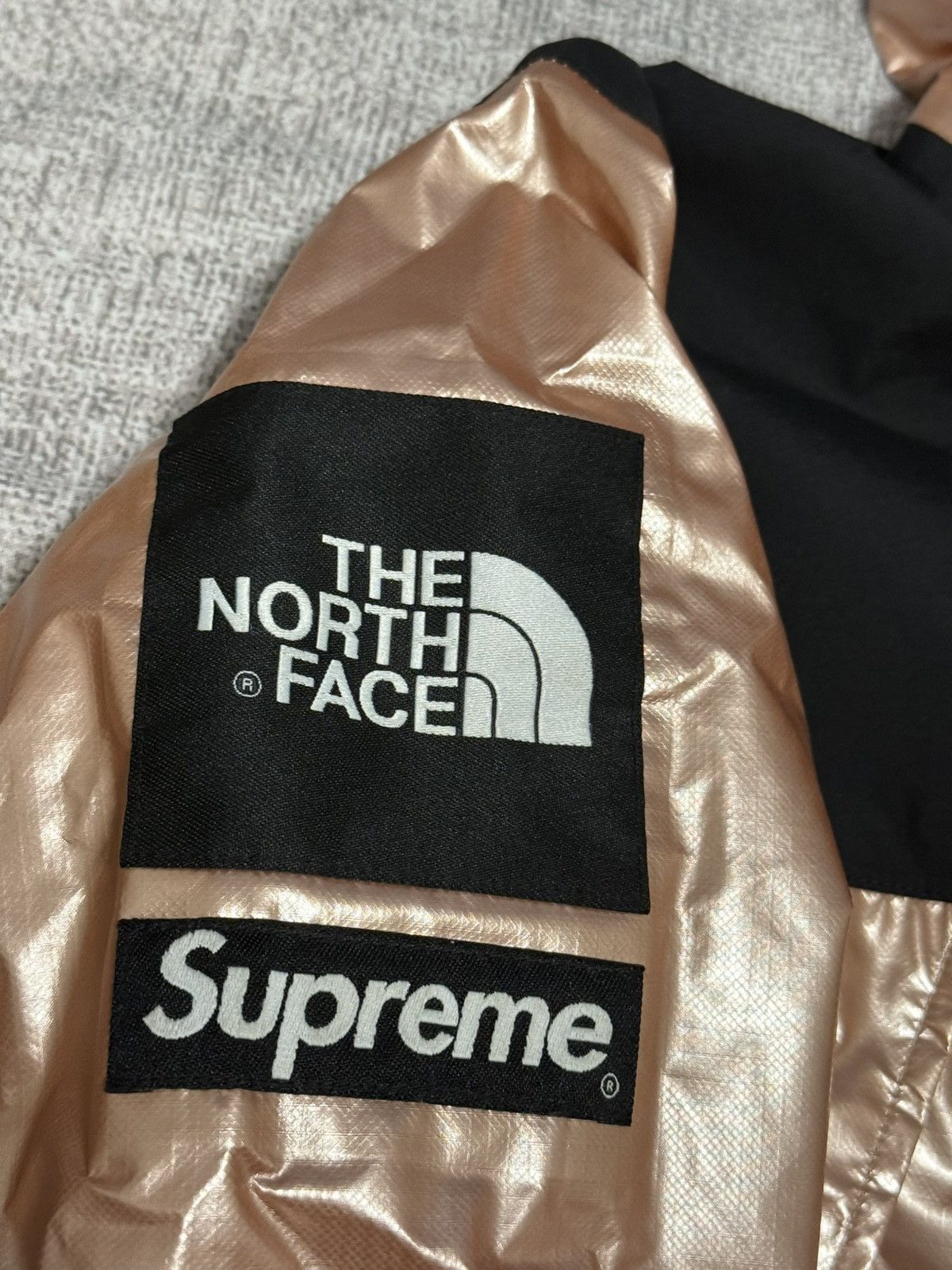 Supreme × The North Face Supreme tnf the north face metallic mountain parka gold rose Size US M / EU 48-50 / 2 - 3 Thumbnail