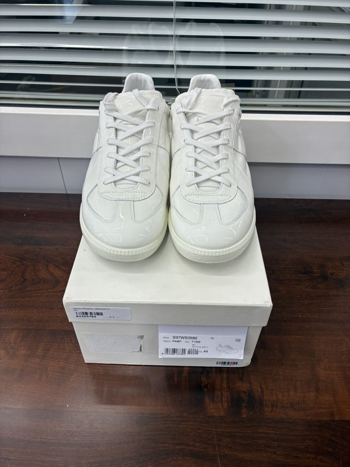 Maison Margiela Maison Margiela White Leather Replica Gats Size US 11 / EU 44 - 1 Thumbnail