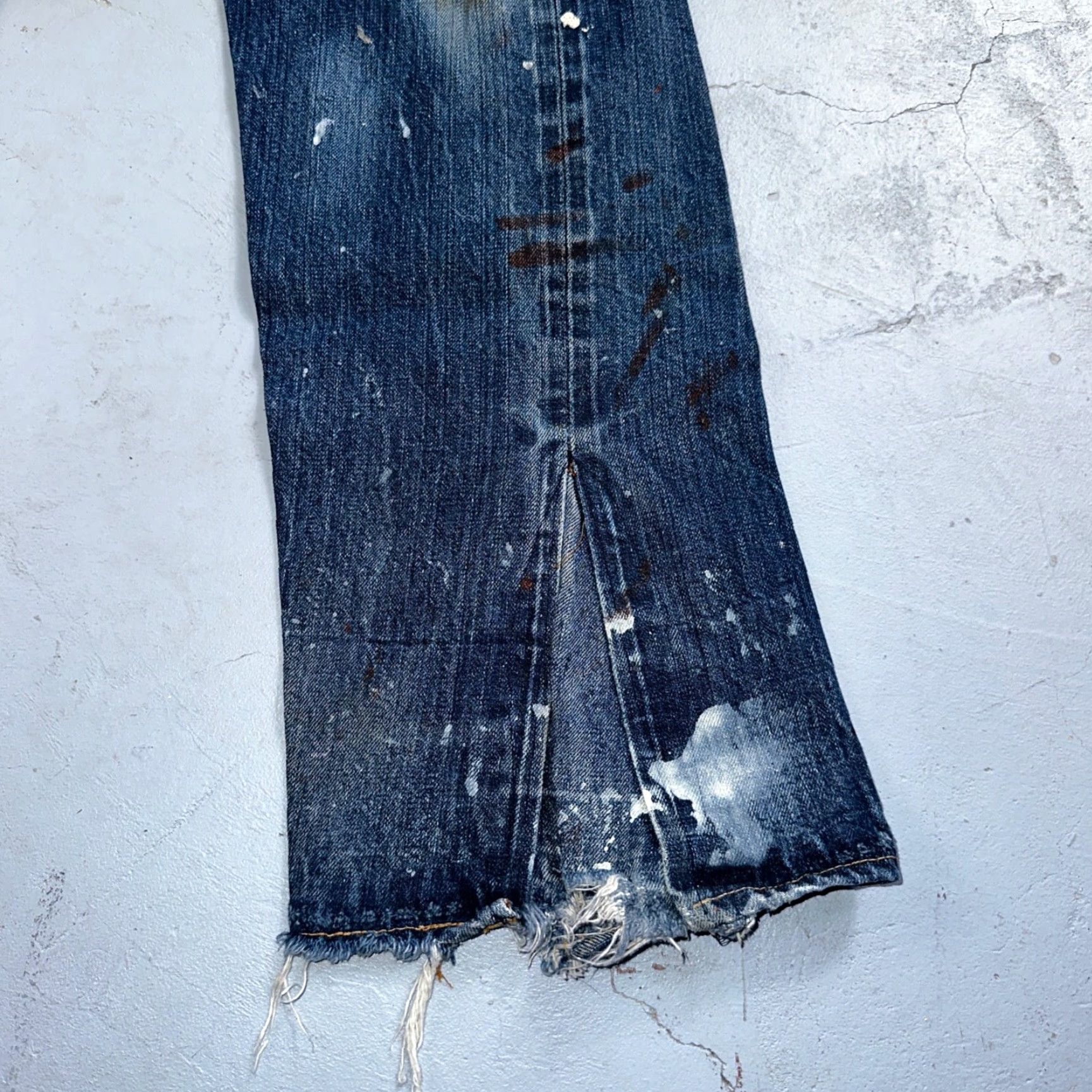 Levi's VINTAGE Levis 501 VTG 70s SS Redline Selvedge Jeans XX Thrashed Boot Cut Act 30x31 Size US 30 / EU 46 - 4 Thumbnail