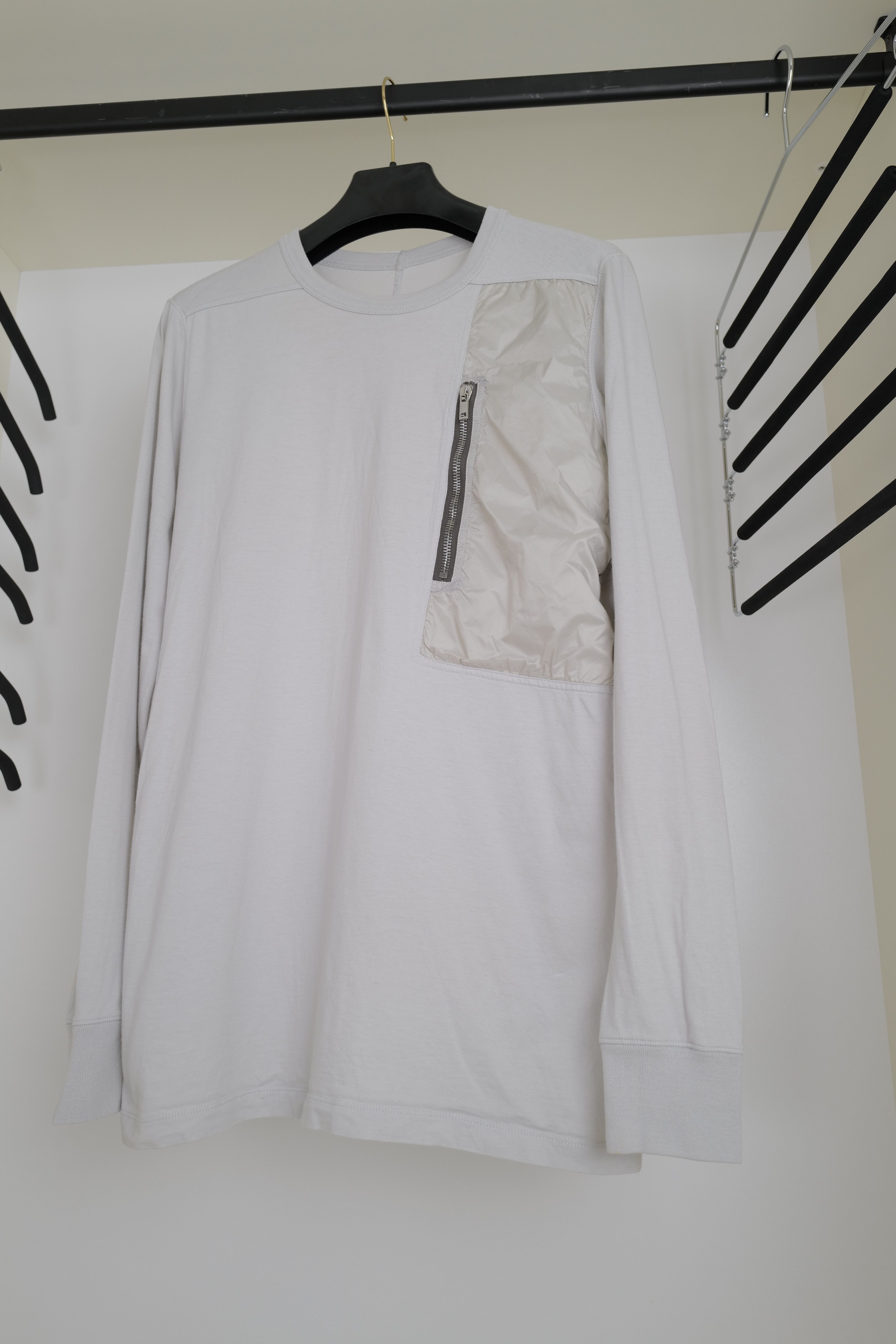 Rick Owens RICK OWENS LONG SLEEVE ZIP POCKET T-SHIRT OYSTER IN OYSTER Size US M / EU 48-50 / 2 - 5 Thumbnail