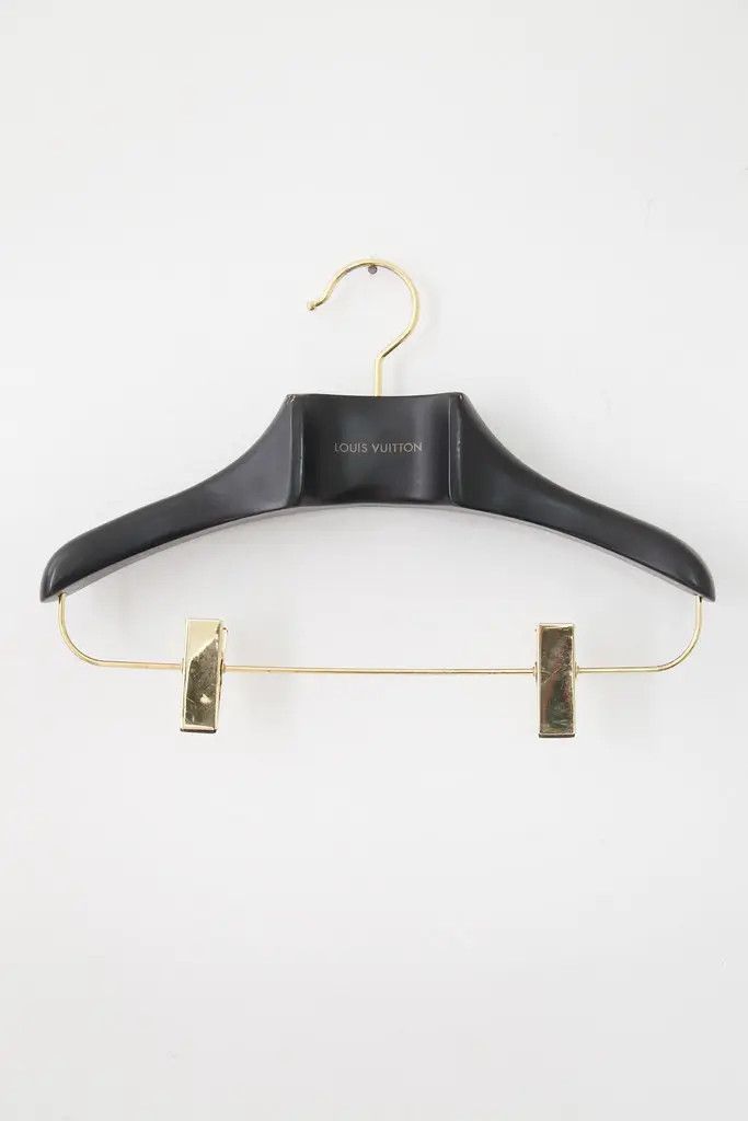 Louis Vuitton Lot of 4 wood Louis Vuitton hangers Size ONE SIZE - 9 Thumbnail