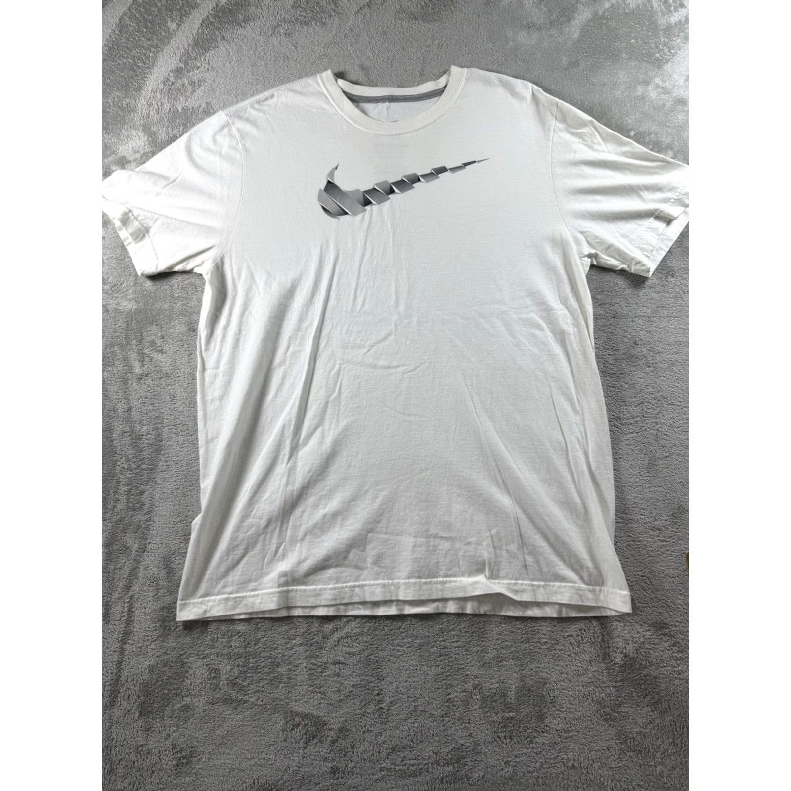 Nike NIKE MENS T-SHIRT XL SILVER SWOOSH Crew Neck Short Sleeve Cotton Knit Sports Athleisure Mens Size US XL / EU 56 / 4 - 2 Thumbnail