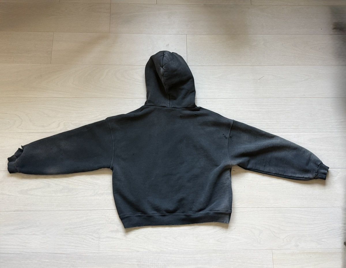 Akimbo Club "WATCH-PEEKER" DISTRESSED HOODIE - SUN FADED BLACK Size US M / EU 48-50 / 2 - 6 Thumbnail