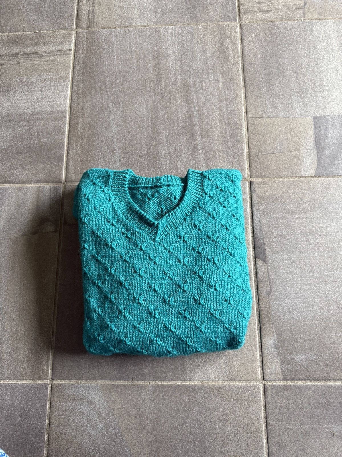 Handmade Handmade sweater with voluminous shoulders and a V-neck. Size XS / US 0-2 / IT 36-38 - 3 Thumbnail