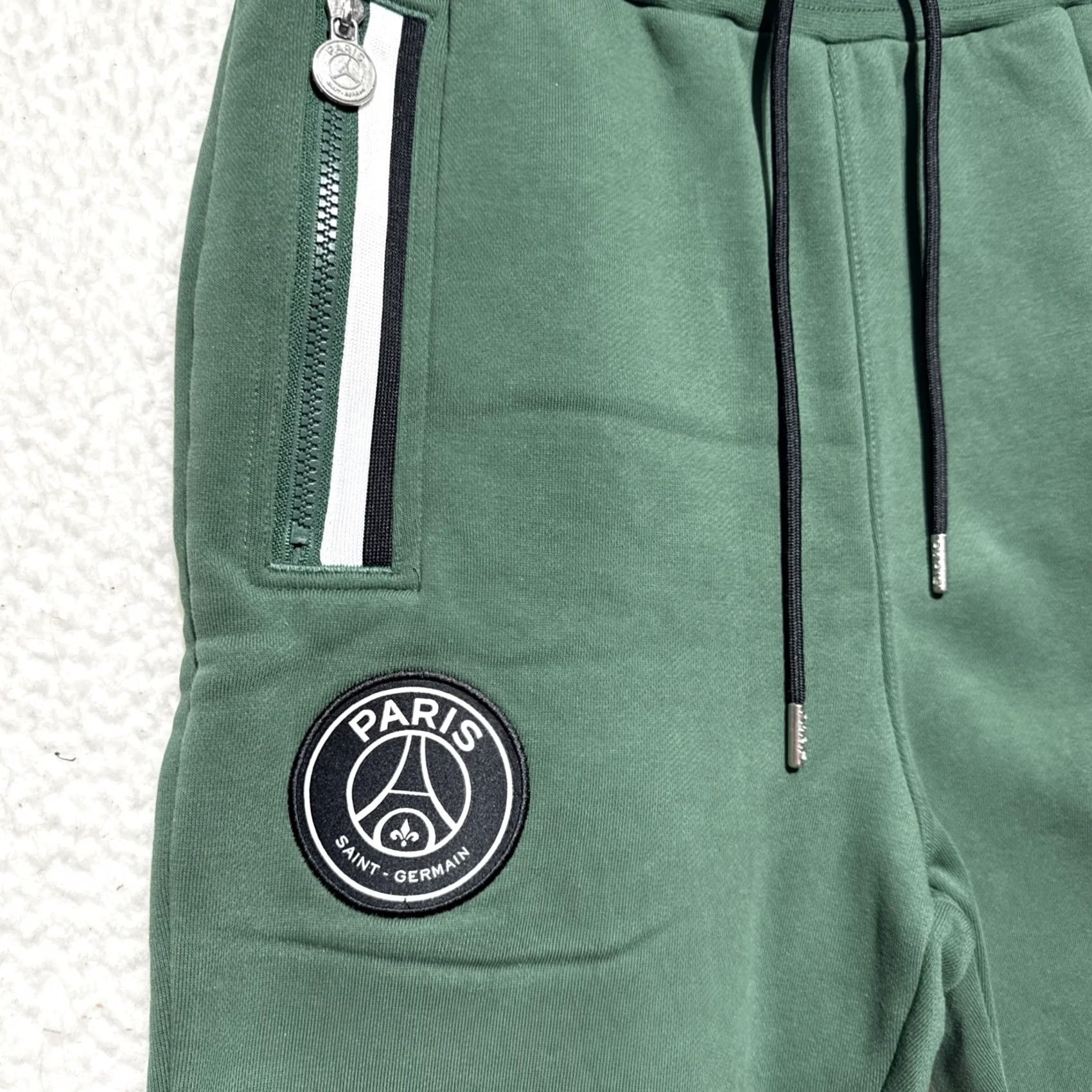 Vintage RARE JORDAN PARIS SAINT-GERMAIN STATMENT FLEECE PANTS MENS S GREEN TAPERED JOGGER Regular Waist 13.5” Inseam 28.5” Size US 29 - 2 Thumbnail