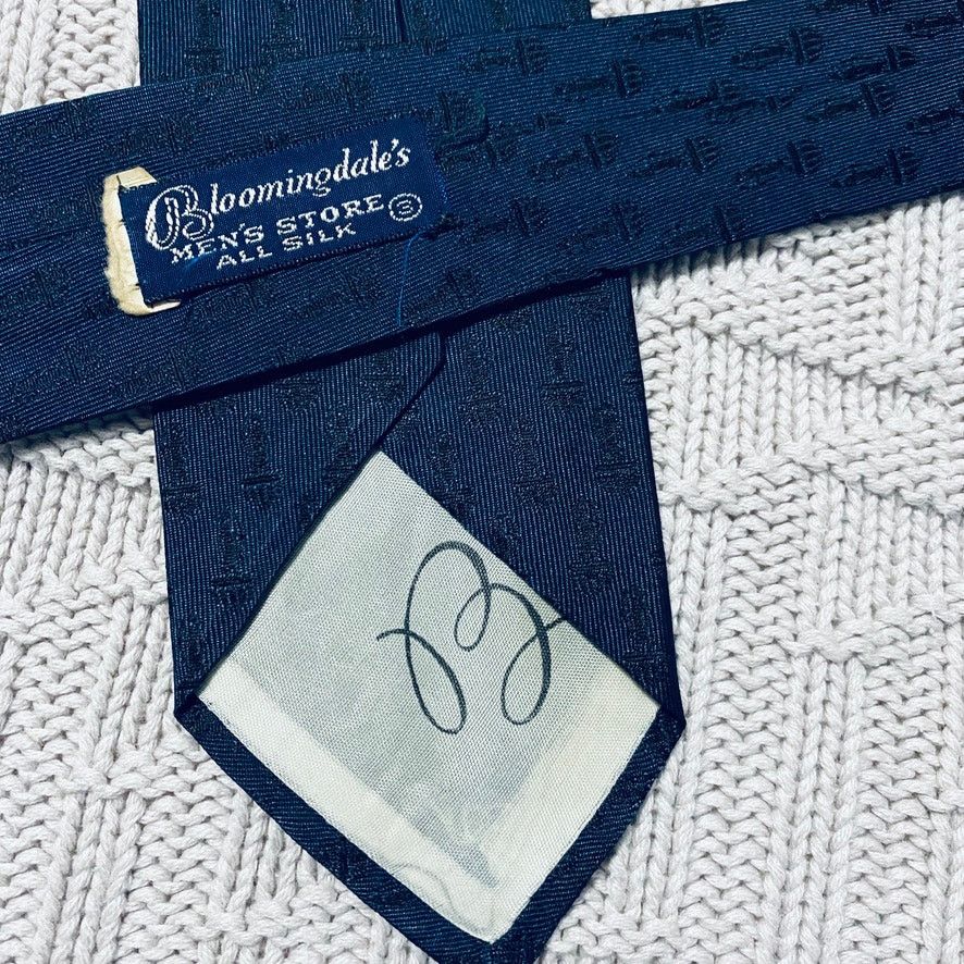 Bloomingdale's Vintage Bloomingdale's navy silk tie Size ONE SIZE - 3 Thumbnail