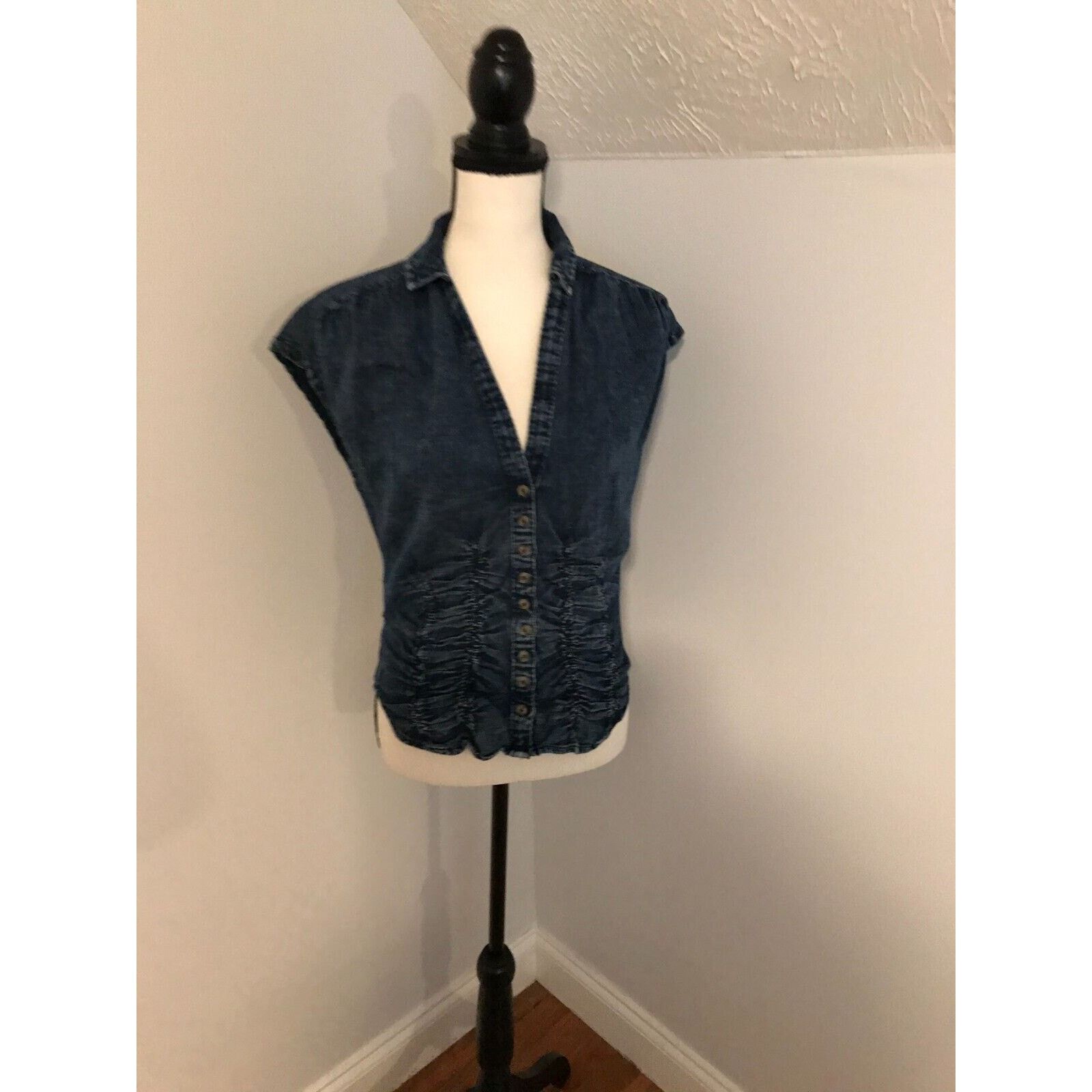 Anthropologie Anthropologie Pilcro Ruched Denim Blue Short-Sleeve Blouse Size S / US 4 / IT 40 - 1 Thumbnail