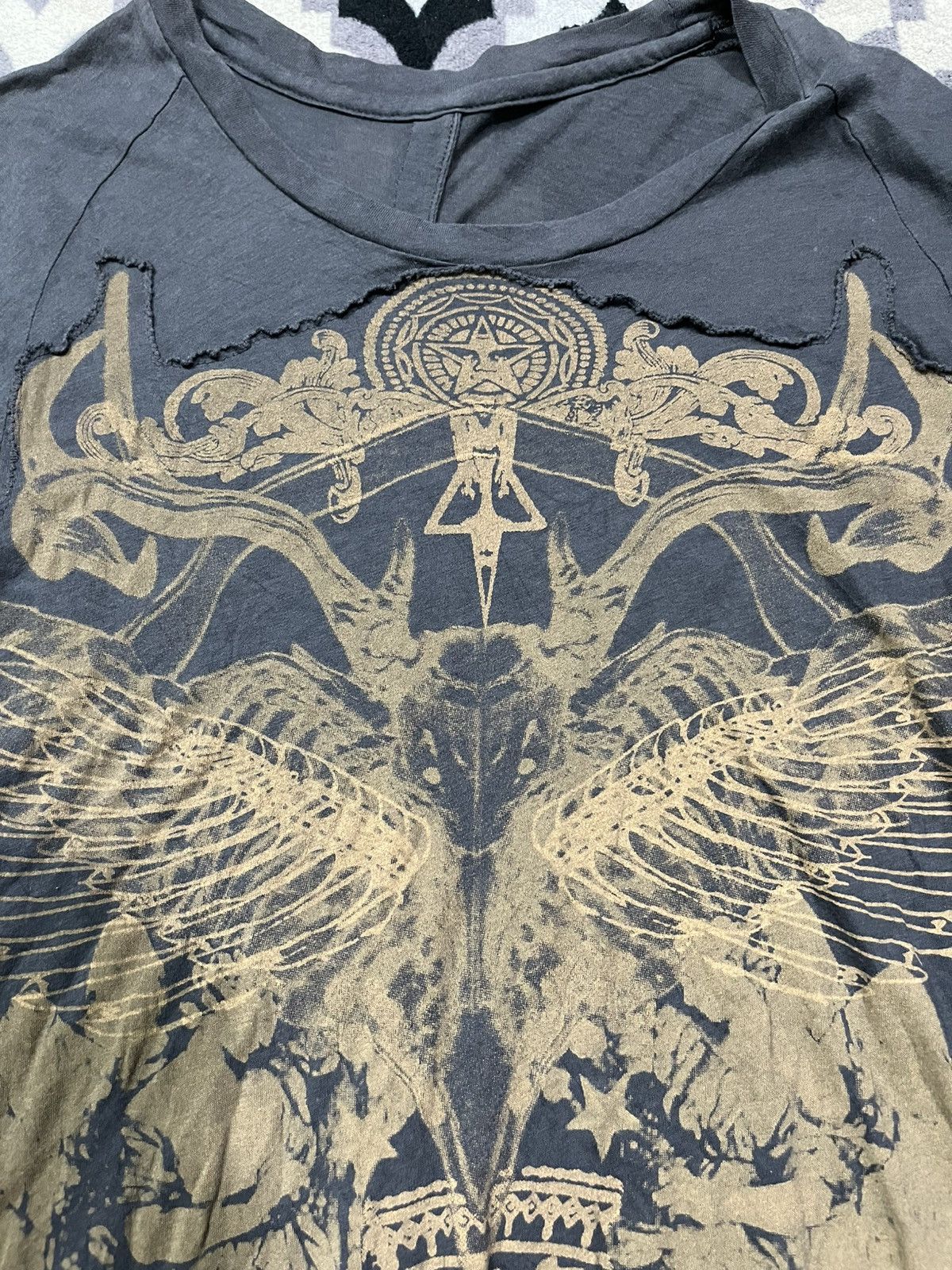 Le Grande Bleu (L.G.B.) 2000s system big print vkei tshirt Size US M / EU 48-50 / 2 - 3 Thumbnail
