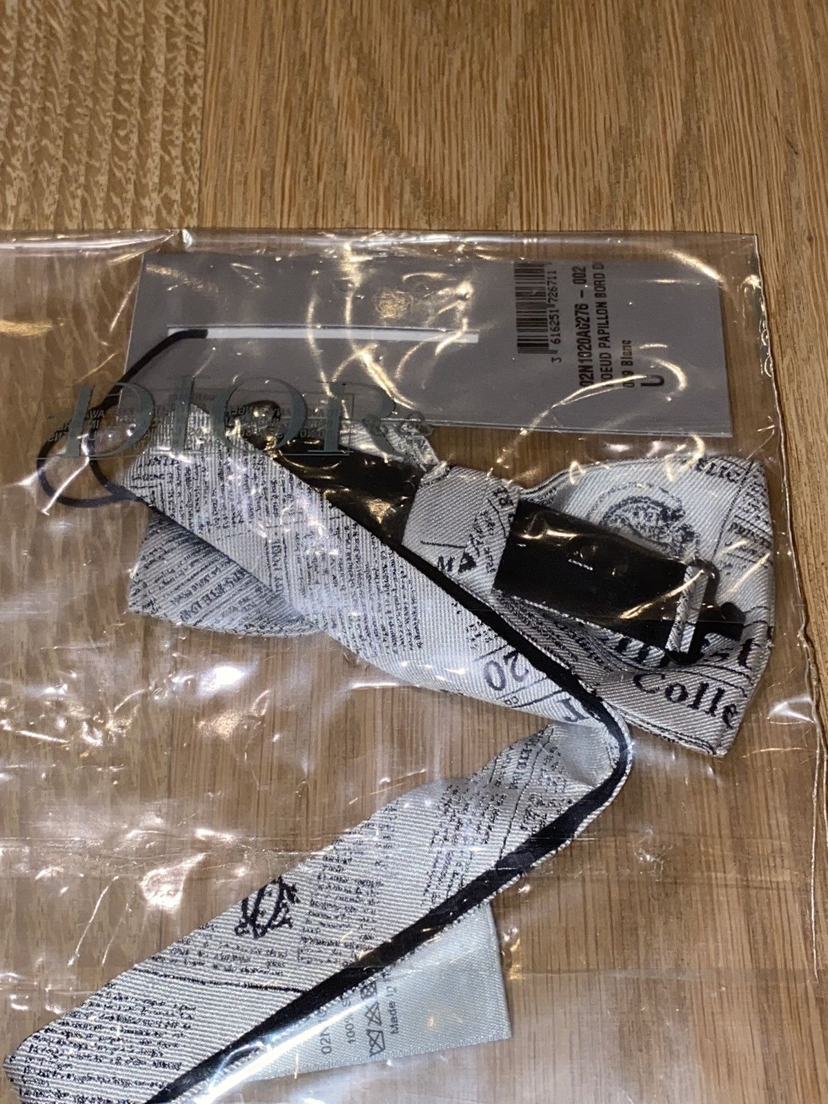 Daniel Arsham × Dior Daniel Arsham x Dior Bowtie Newspaper Size ONE SIZE - 4 Thumbnail