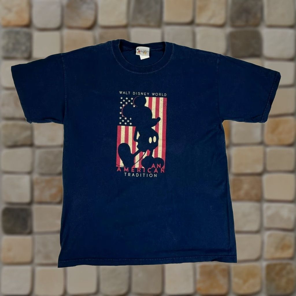 Disney VINTAGE Walt Disney World Unisex Adult T-Shirt Navy Blue Size L Mickey Mouse An American Tradition Shirt Mens Size US L / EU 52-54 / 3 - 1 Thumbnail