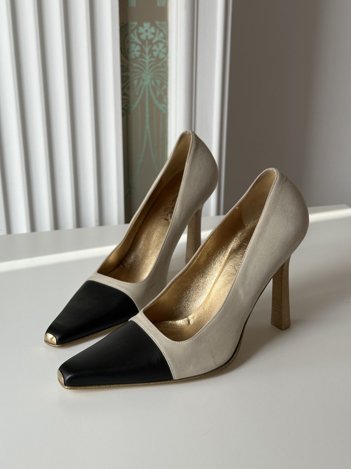 Gucci Gucci Nubuck Beige Black Metal Toe Heels Size 38 US 8 Size US 8 / IT 38 - 1 Thumbnail