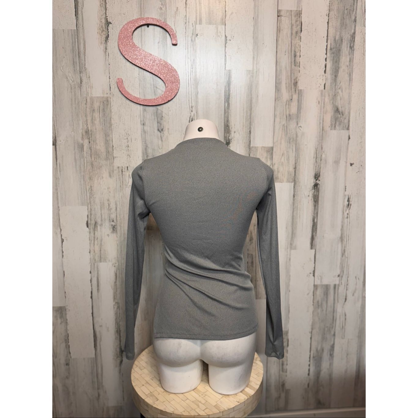 Other Fashion Nova Gray Asymmetrical Hem Long Sleeve Top Size S Size S / US 4 / IT 40 - 3 Thumbnail