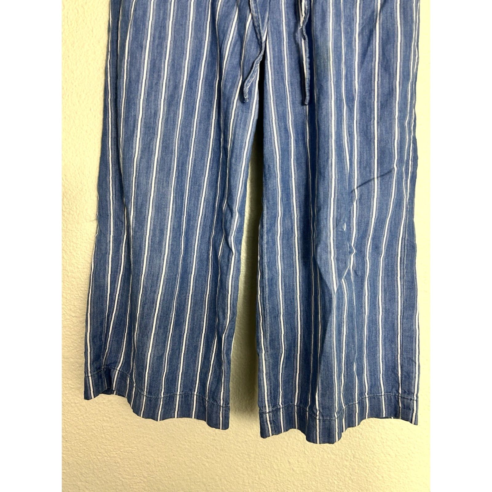 American Eagle Outfitters American Eagle Striped Chambray Wide Leg Pants Tie Waist Blue White Sz 4 Womens Pants Size 27" / US 4 / IT 40 - 2 Thumbnail