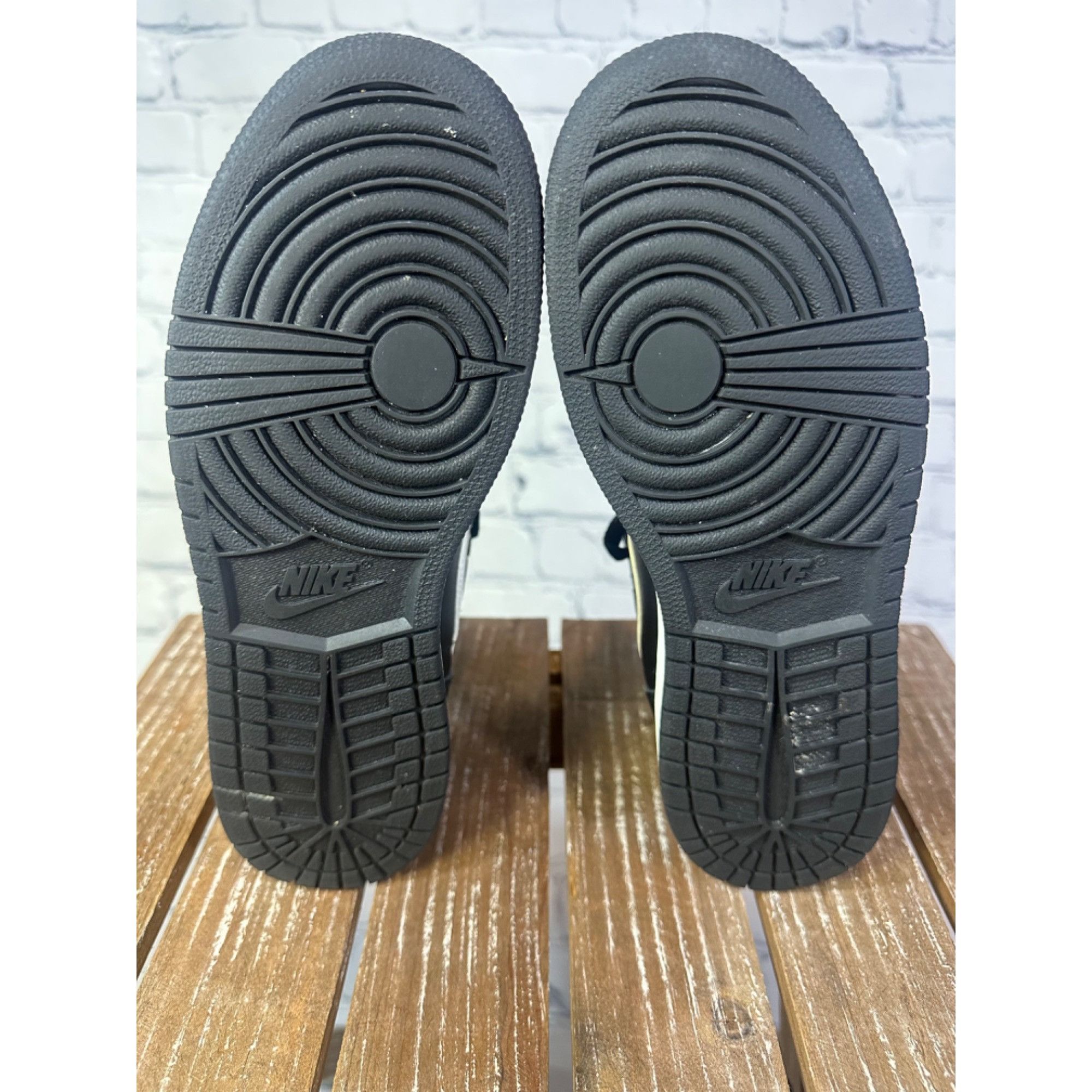 Jordan Brand Jordan 1 Retro Yin Yang Black ( GS) Size US 5.5 / EU 38 - 6 Thumbnail