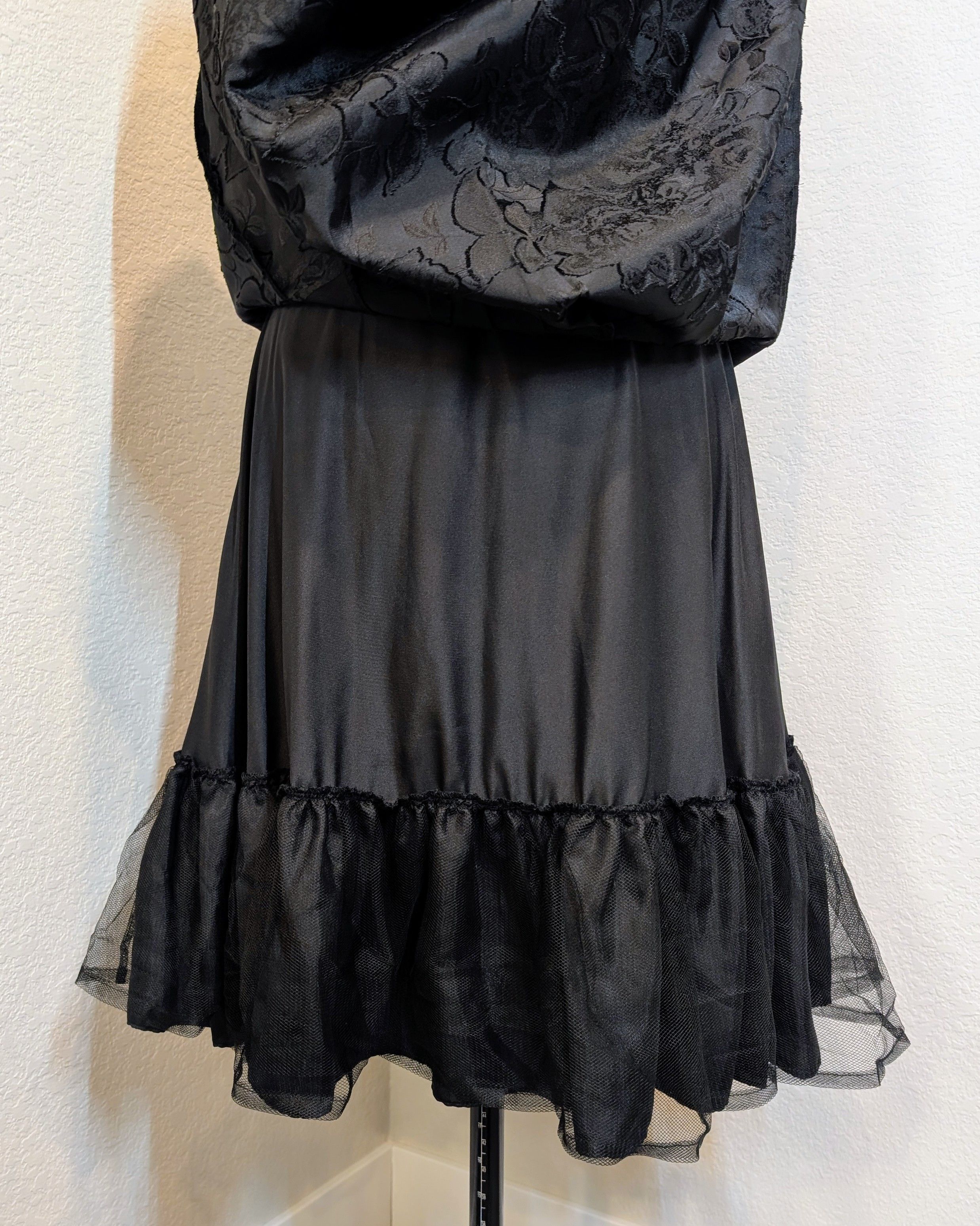 White House Black Market Black Jacquard A-Line V-Neck Midi Dress WHBM Size 6 Size M / US 6-8 / IT 42-44 - 4 Thumbnail