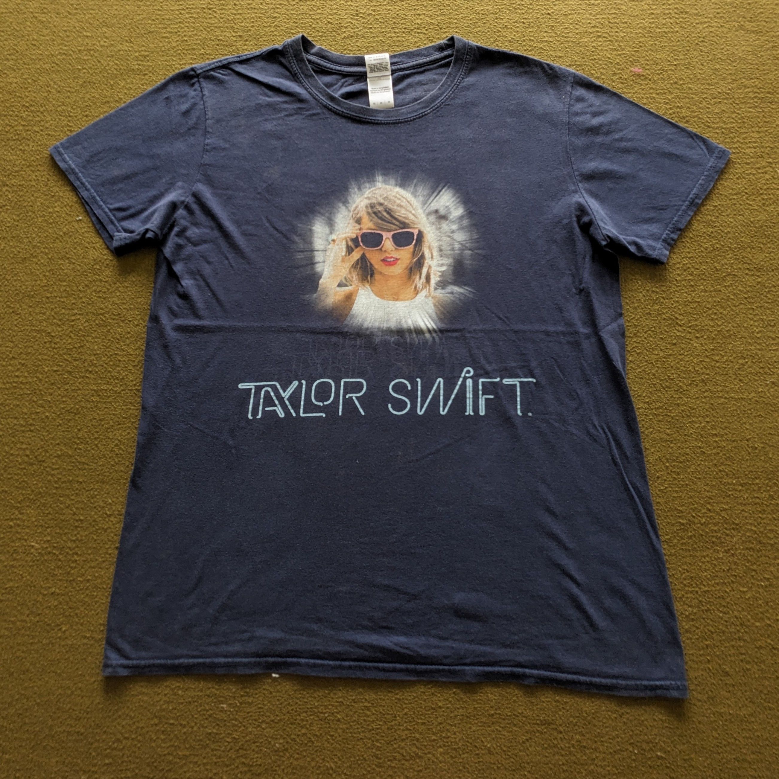 Vintage Vintage Taylor Swift American Singer World Tour T-shirt Size US M / EU 48-50 / 2 - 1 Thumbnail