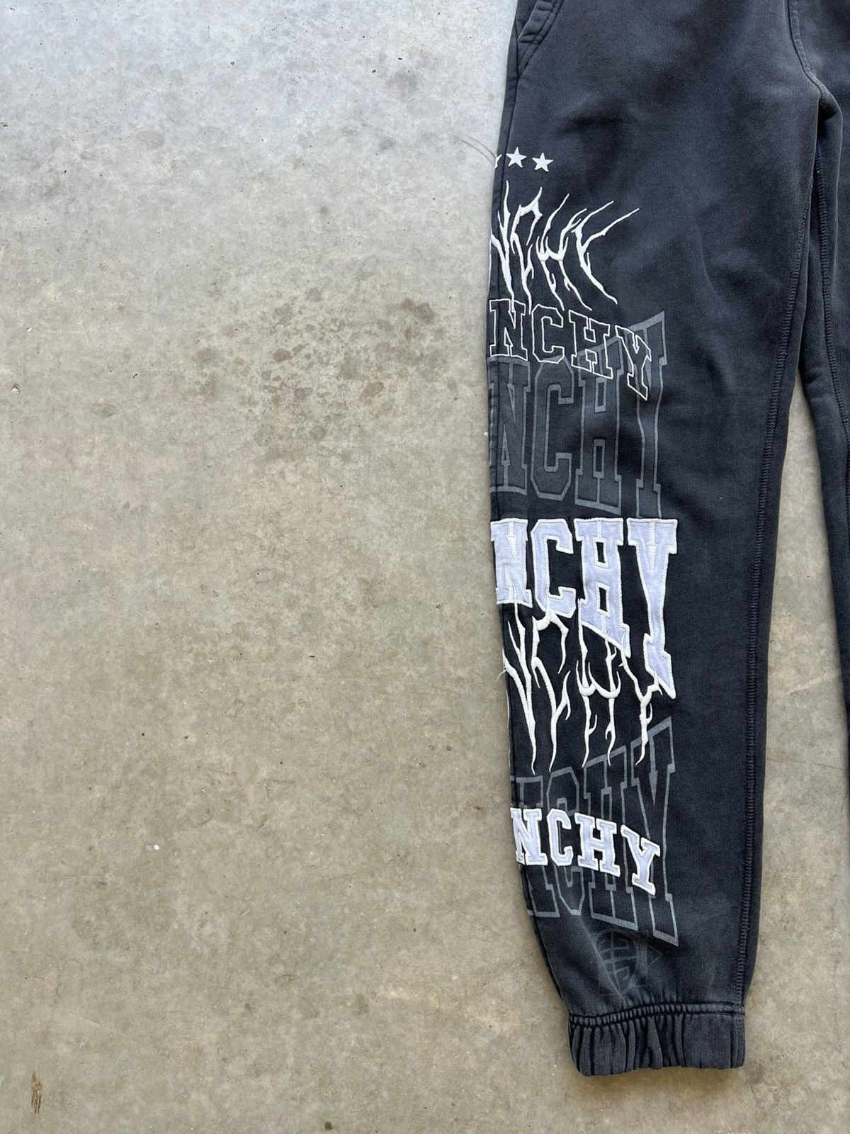 Givenchy × MMW Givenchy FW22 Multi Logo Embroidered Gothic Sweatpants Size US 30 / EU 46 - 4 Thumbnail