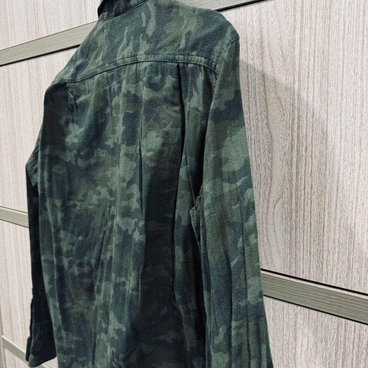 Uniqlo Uniqlo Button Up Camo Shirt Size US M / EU 48-50 / 2 - 5 Thumbnail