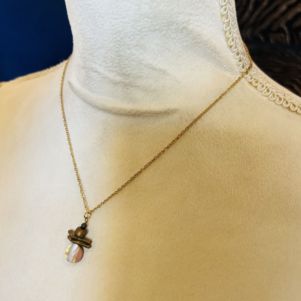 Handmade Handcrafted vintage beaded shell cluster pendant necklace Size ONE SIZE - 4 Thumbnail