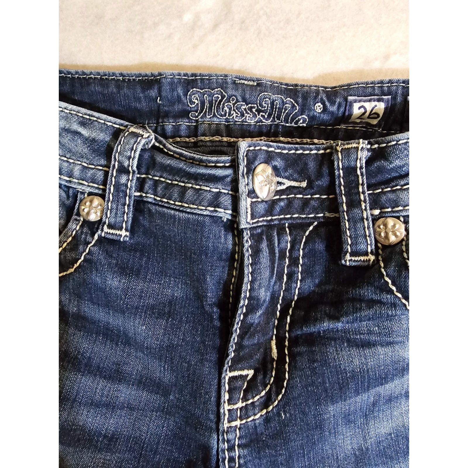 Miss Me Miss Me Signature "Standard Skinny" Medium Wash Denim Jeans Size 26 Inseam 31.5 Size 26" / US 2 / IT 38 - 3 Thumbnail