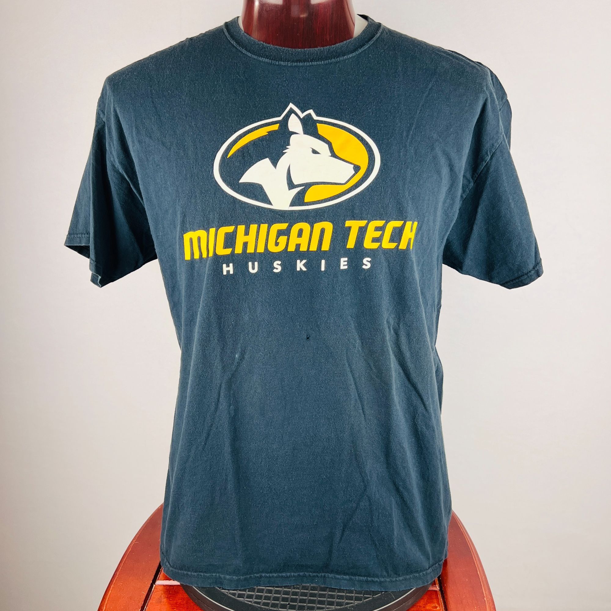 Fruit Of The Loom Michigan Tech Huskies Logo XL T-Shirt Shirt Size US XL / EU 56 / 4 - 1 Thumbnail