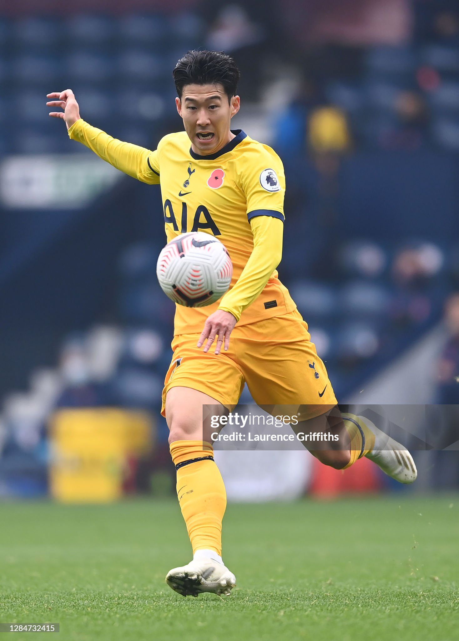 Nike Tottenham Hotspur 2020 #7 SON Heung Min Third Jersey Size US M / EU 48-50 / 2 - 3 Thumbnail