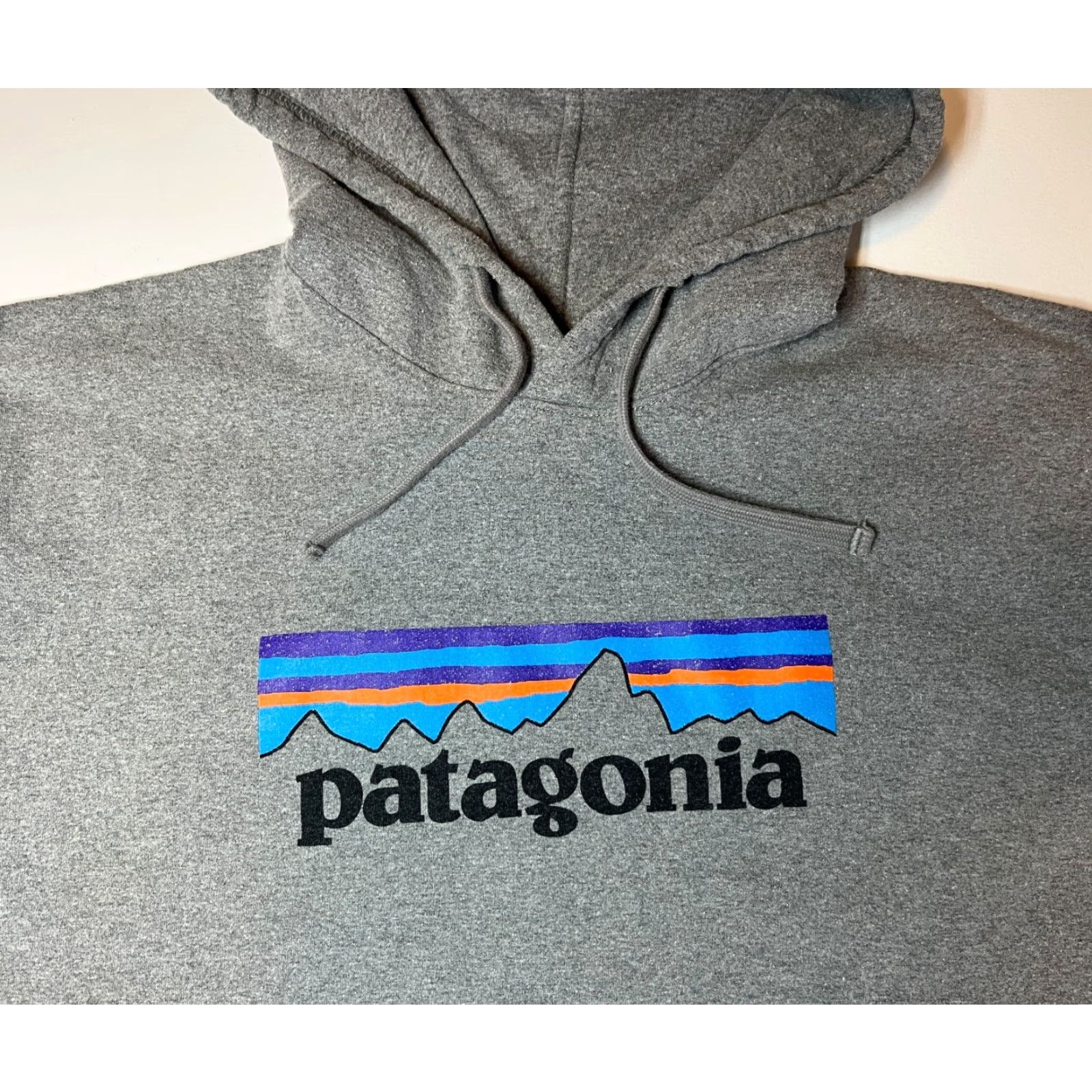 Patagonia Patagonia Men’s P-6 Logo Uprisal Hoody Shirt Regular Large Gray 39539 Outdoor Classic Hooded Mens Size US L / EU 52-54 / 3 - 6 Thumbnail