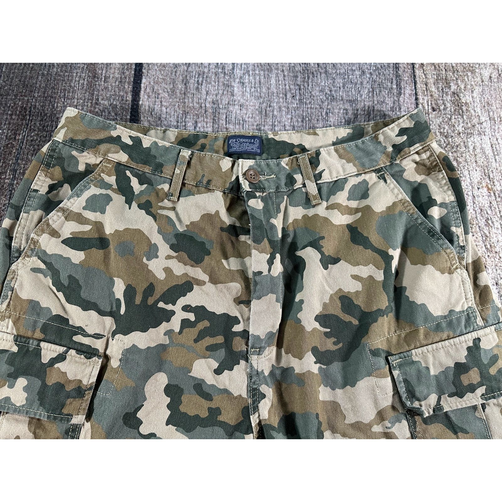 Levi's Levi's Strauss & Co Camo Cargo Shorts Men's Size 34 Secure Size US 34 / EU 50 - 2 Thumbnail