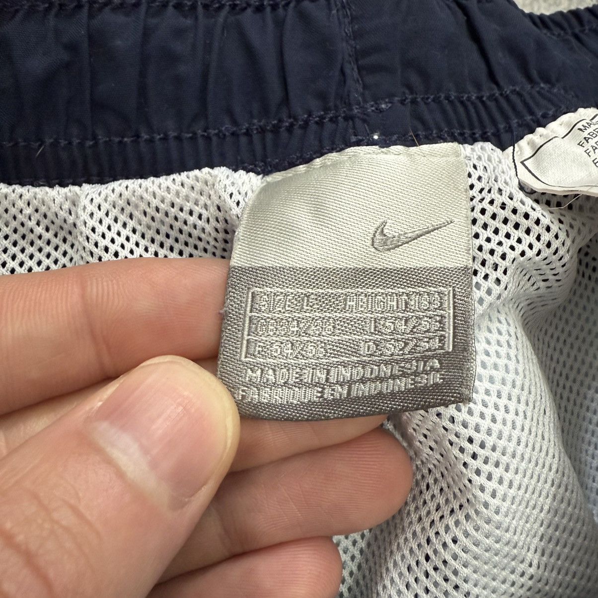 Vintage Vintage Nike Nylon Shorts Y2K Size US 34 / EU 50 - 4 Thumbnail
