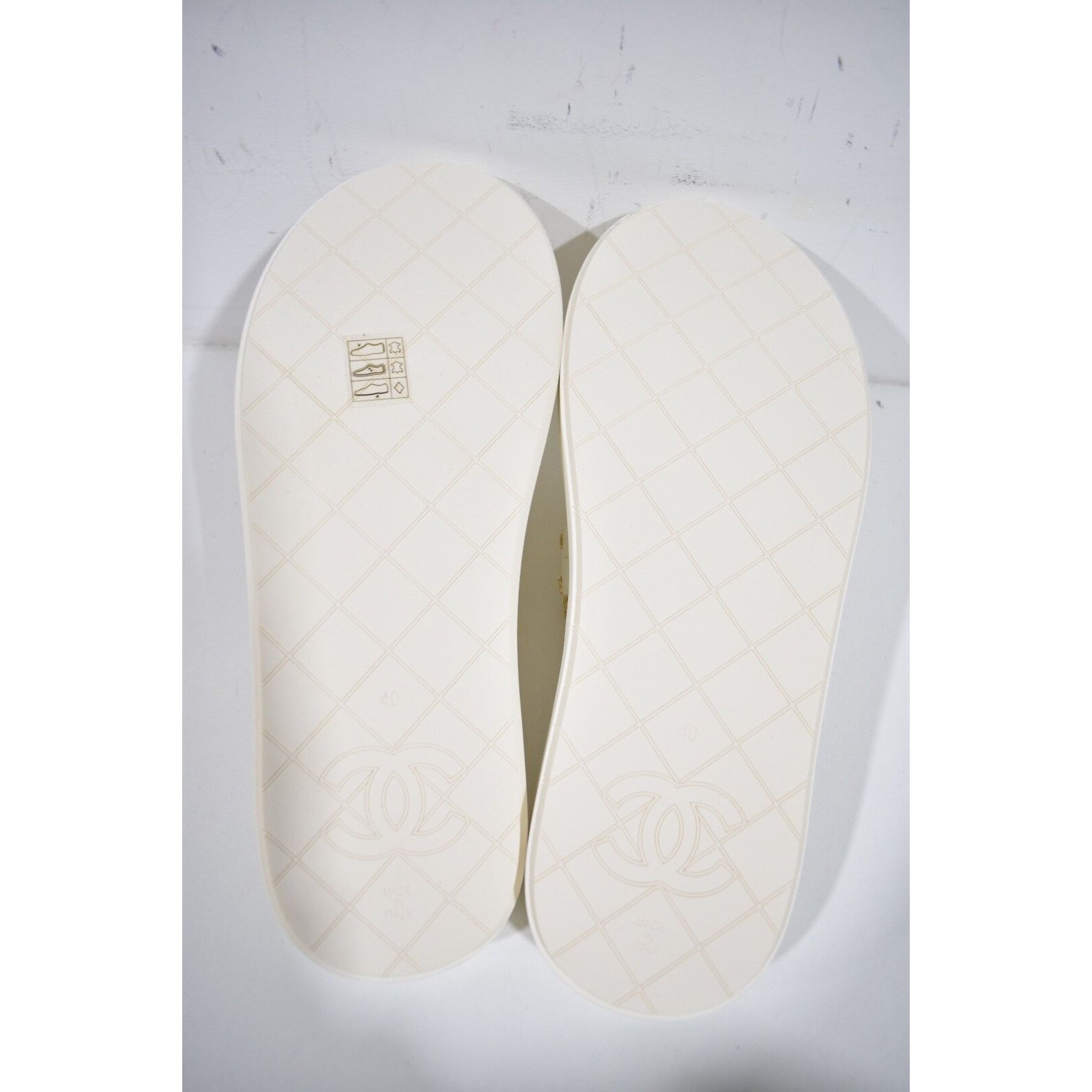 Chanel Chanel 23P White Quilted Charms Padded Pool Thong Logo Size US 10 / IT 40 - 12 Thumbnail