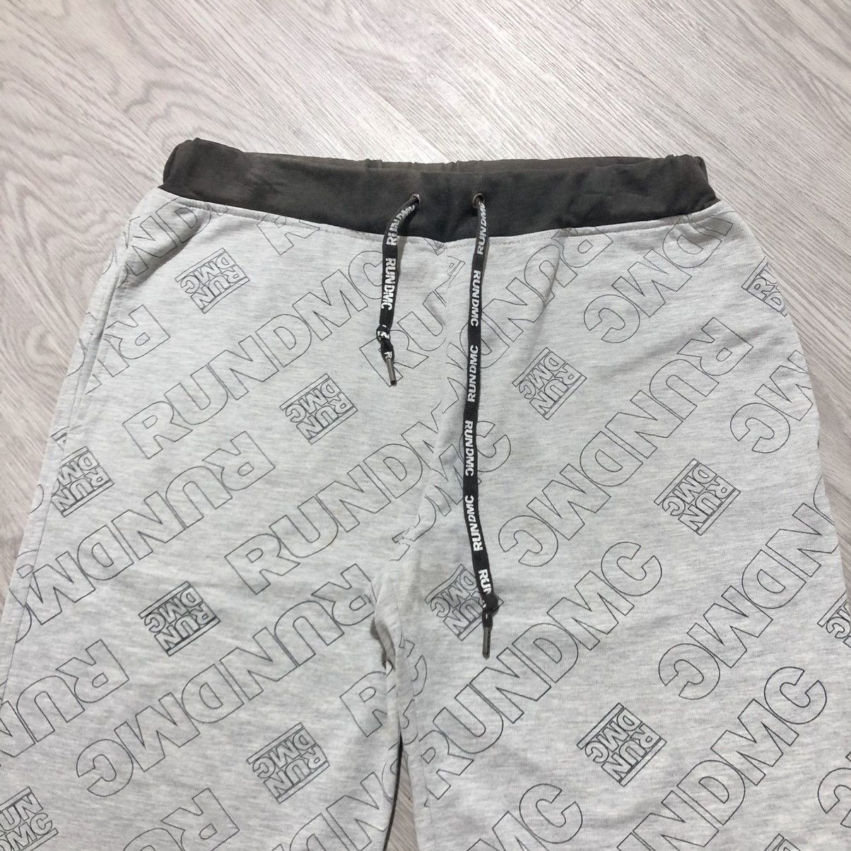 RUN DMC 2000s Run Dmc Fullprint Logo Shortpants Grey Y2k Streetwear Size US 31 - 2 Thumbnail