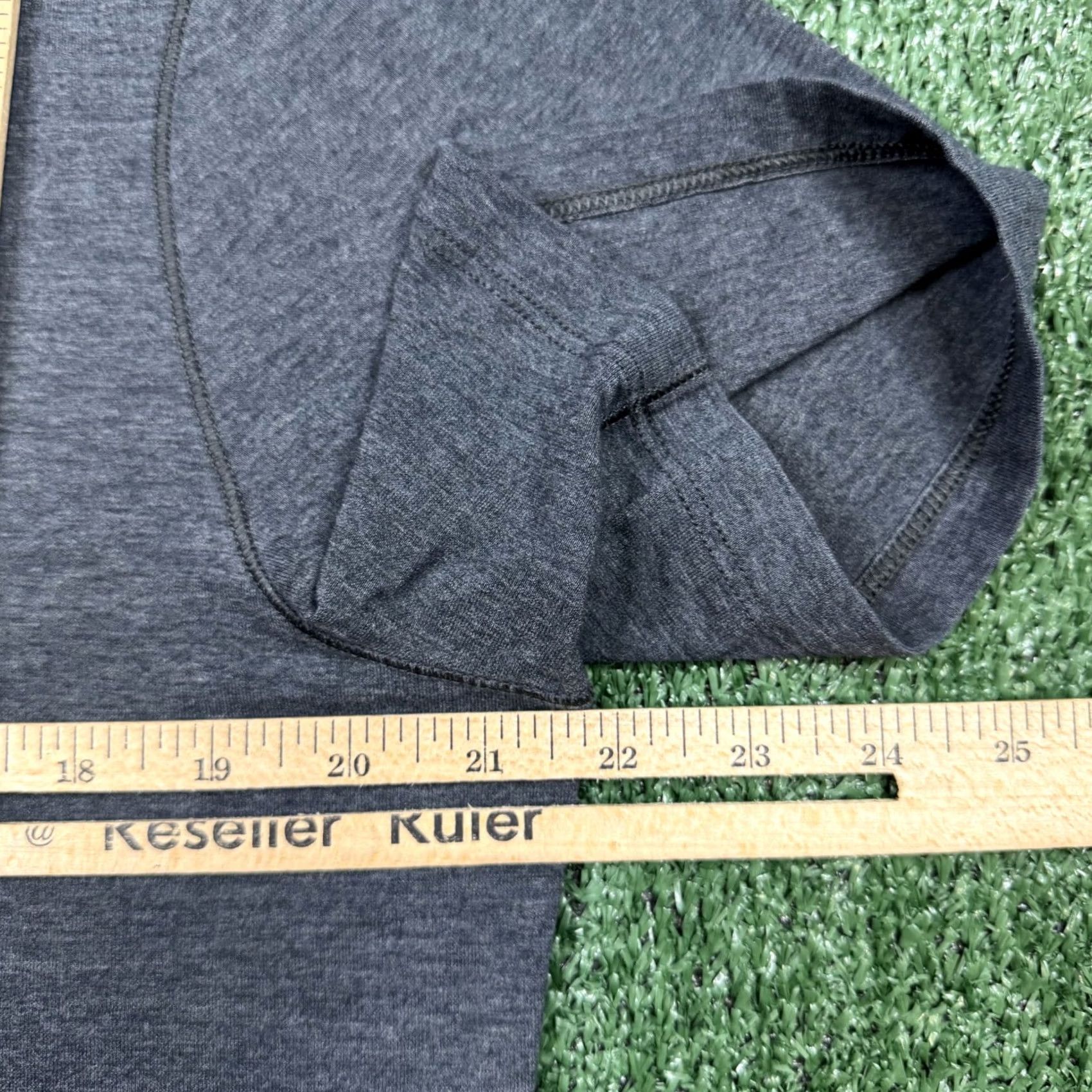 Lululemon Lululemon T Shirt Men's L Gray Short Sleeve V Neck Performance Lightweight Shirt Size US L / EU 52-54 / 3 - 6 Thumbnail