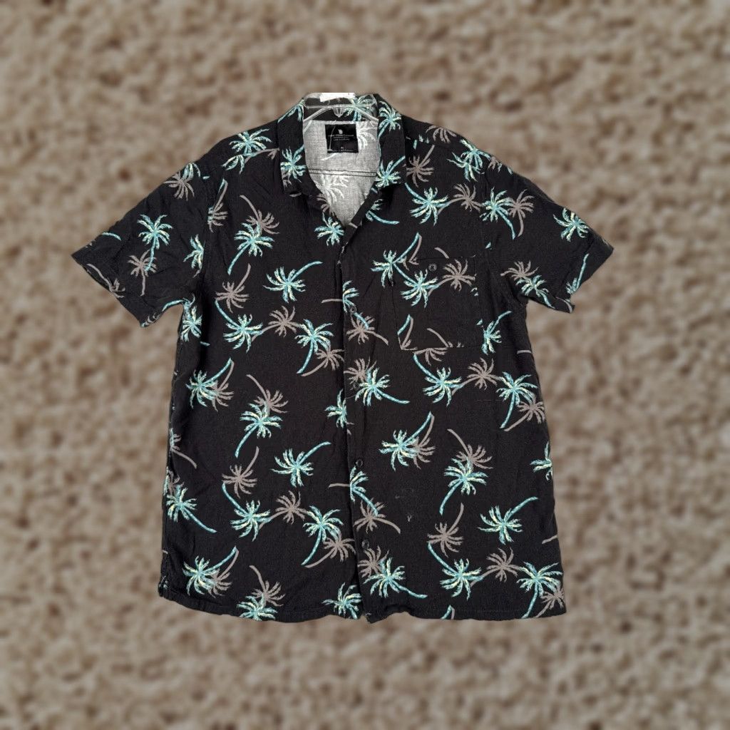 Junk Food Hollis River Shirt Men XL Black Rayon Palm Trees Button-Up Pocket Hawaiian Aloha Floral Short Sleeve Mens Size US XL / EU 56 / 4 - 1 Thumbnail