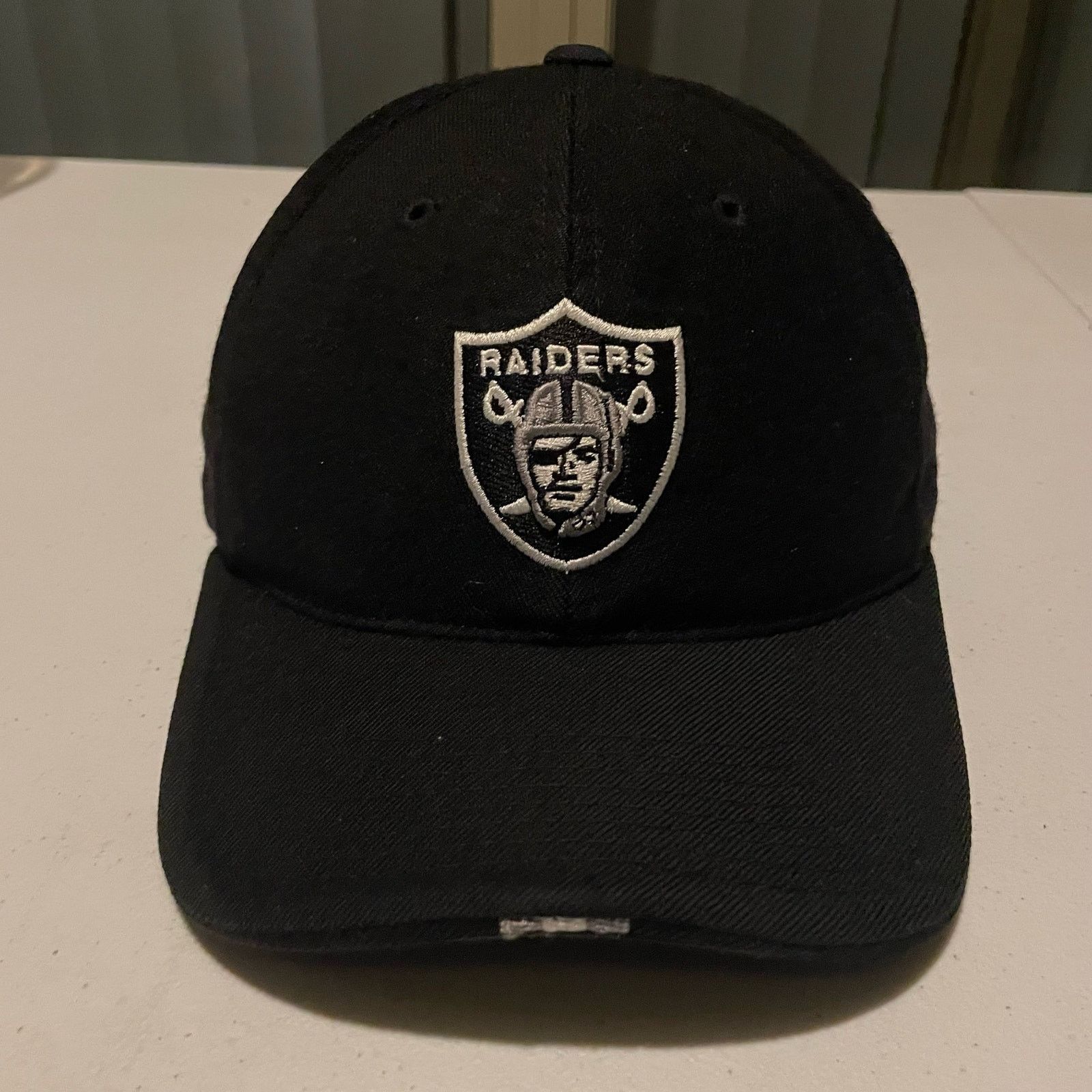 NFL × Nike Las Vegas Oakland Raiders NFL x Nike Team Fitted Size 7 1/8 Size ONE SIZE - 2 Thumbnail
