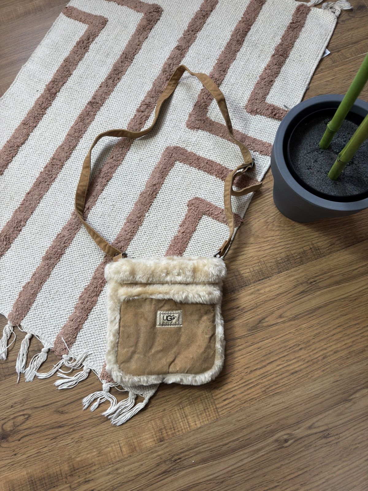 Ugg × Vintage VINTAGE UGG SUEDE TAN FUR MOHAIR CROSSBODY BAG Size ONE SIZE - 1 Thumbnail