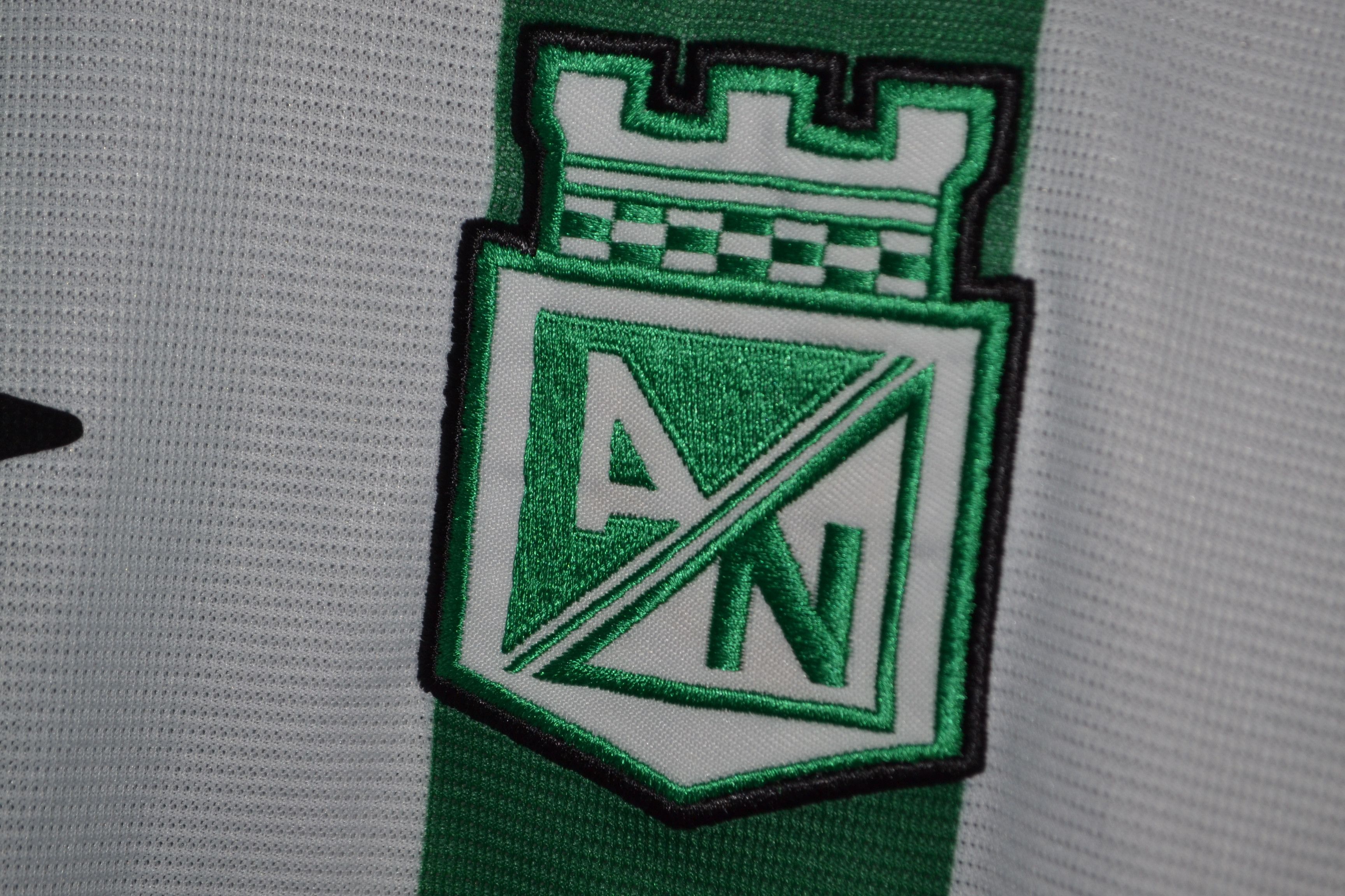 Umbro Athletico Nacional 2003-2004 Original Jersey size XL Size US XL / EU 56 / 4 - 3 Thumbnail