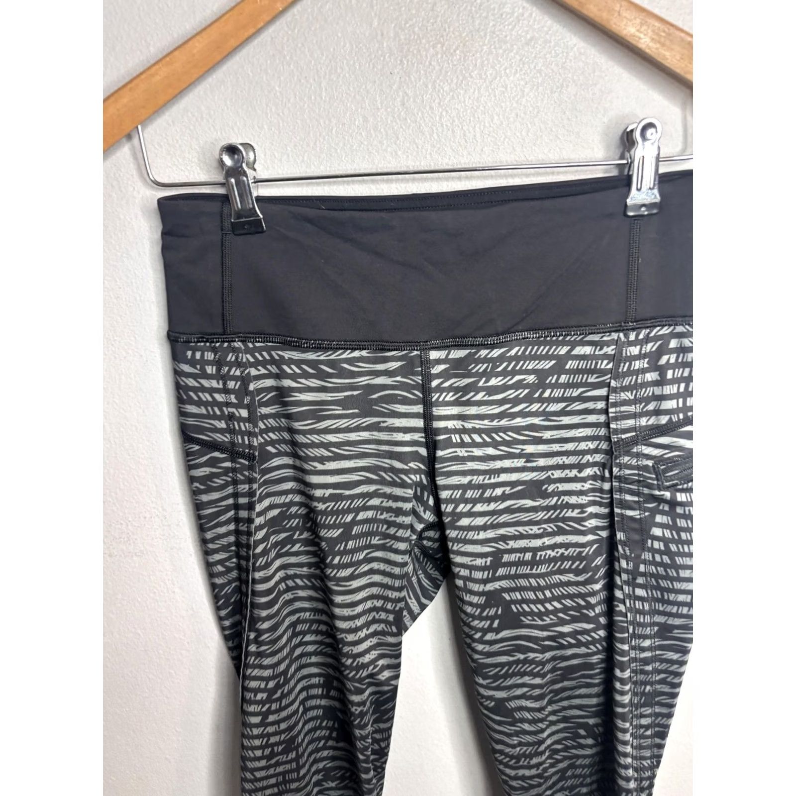 Lululemon Lululemon Womens 6 Black Gray Printed Crop Capri Leggings Pocket Athletic Size 28" / US 6 / IT 42 - 5 Thumbnail