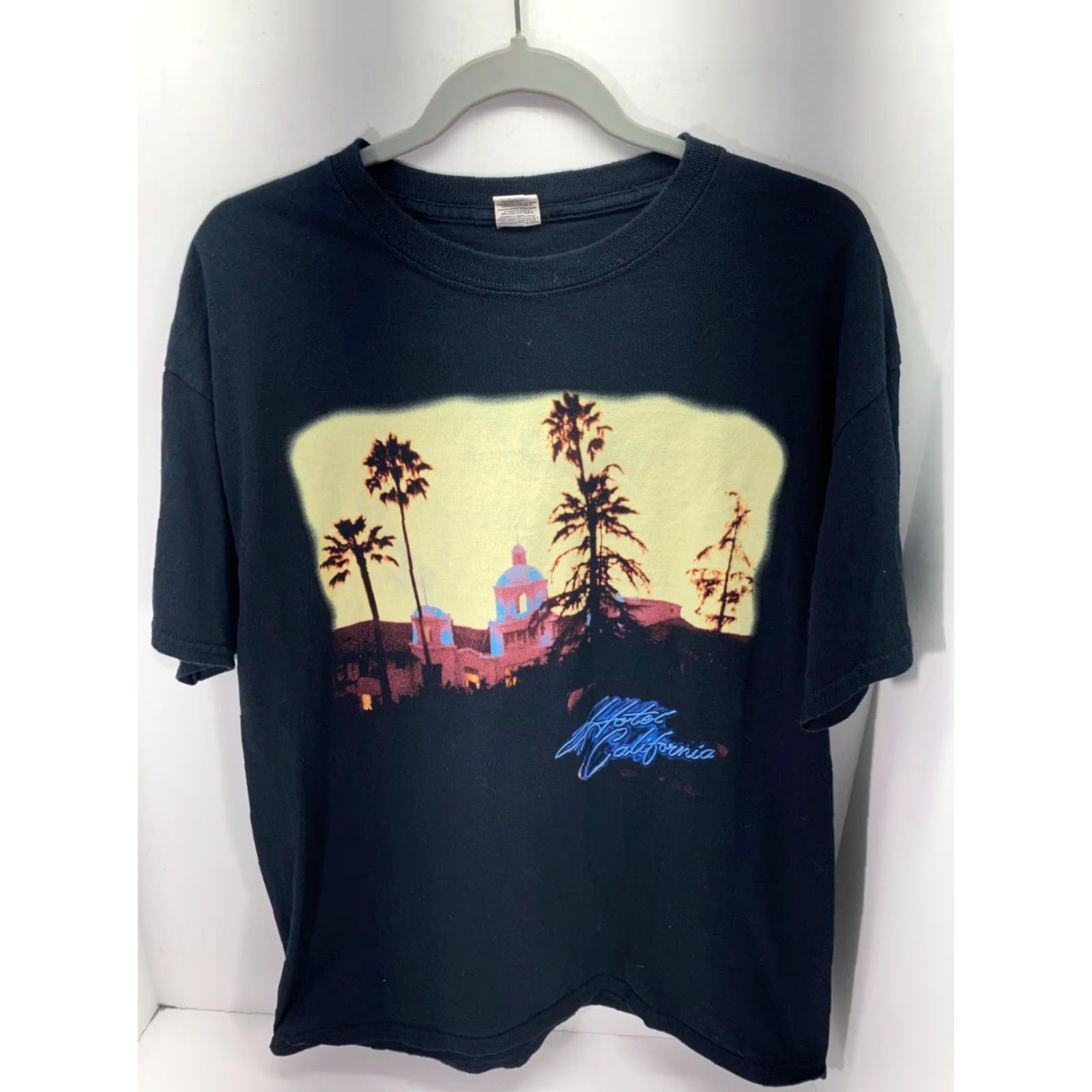 Gildan VINTAGE The Eagles Hotel California Concert Nike Shirt Mens S Black Graphic Gildan Cotton Size US S / EU 44-46 / 1 - 2 Thumbnail