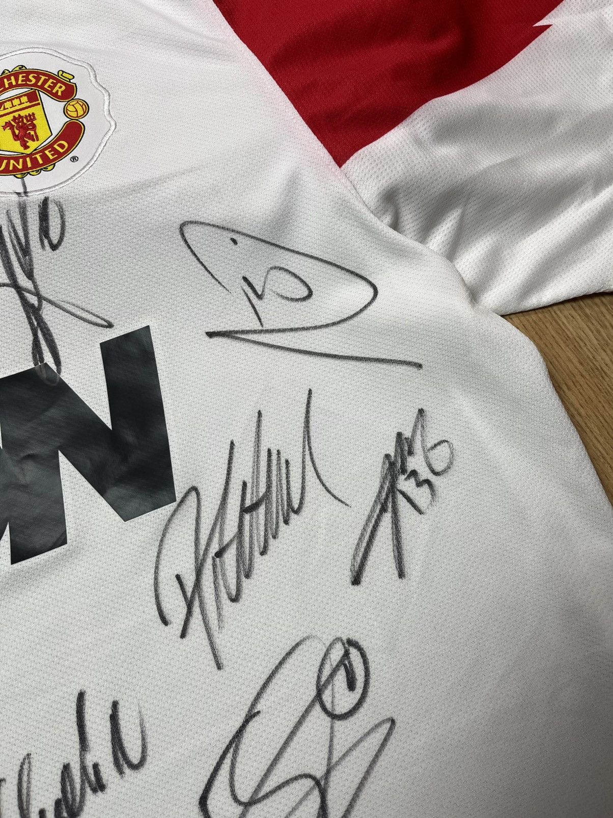 Nike 🧯CRAZY NIKE MANCHESTER UNITED VINTAGE 2010/11 SIGNED JERSEY Size US L / EU 52-54 / 3 - 11 Thumbnail