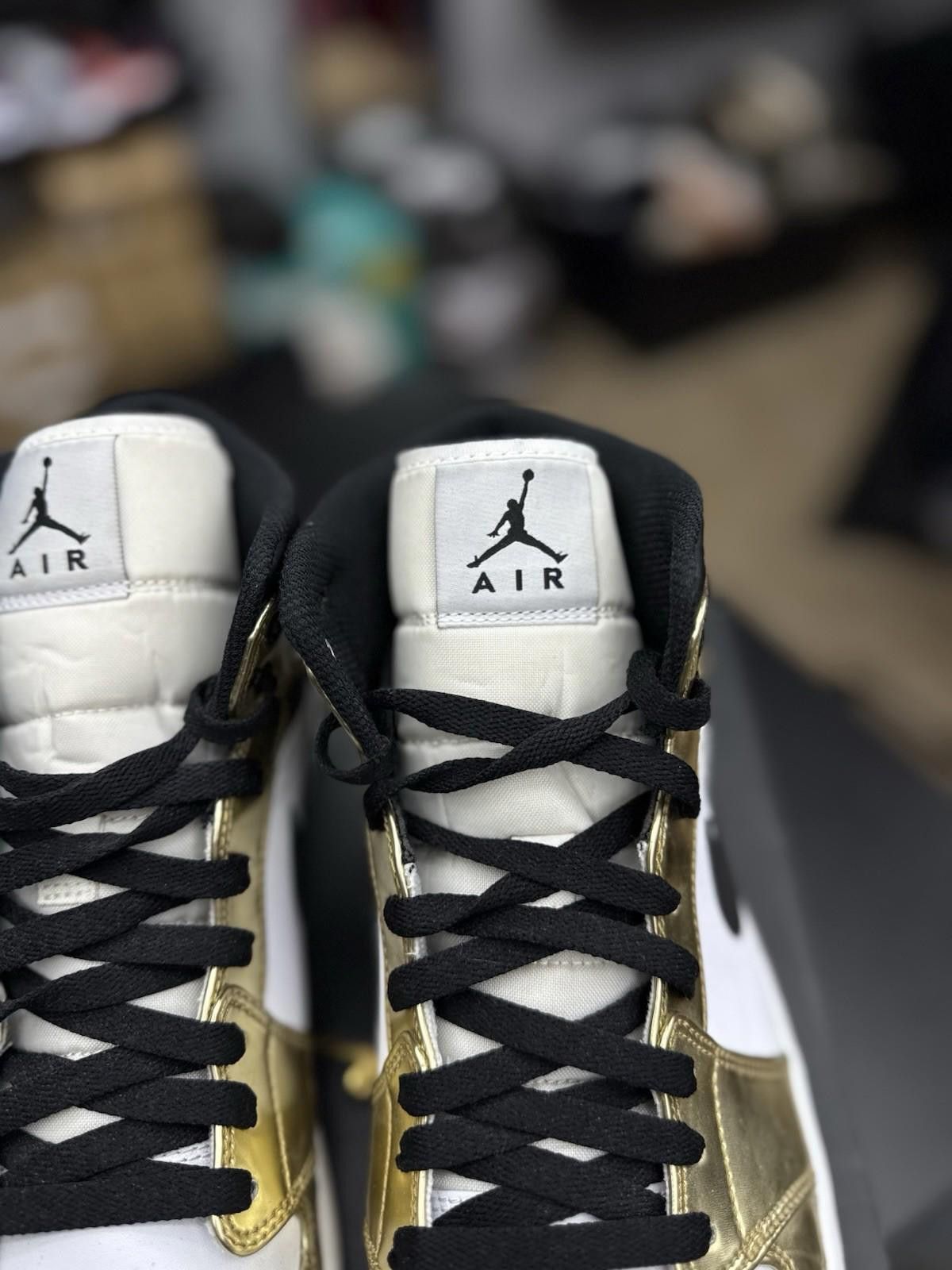 Jordan Brand Jordan 1 Mid SE Metallic Gold 2020 Gold Black 11 DC1419-700 Size US 11 / EU 44 - 7 Thumbnail