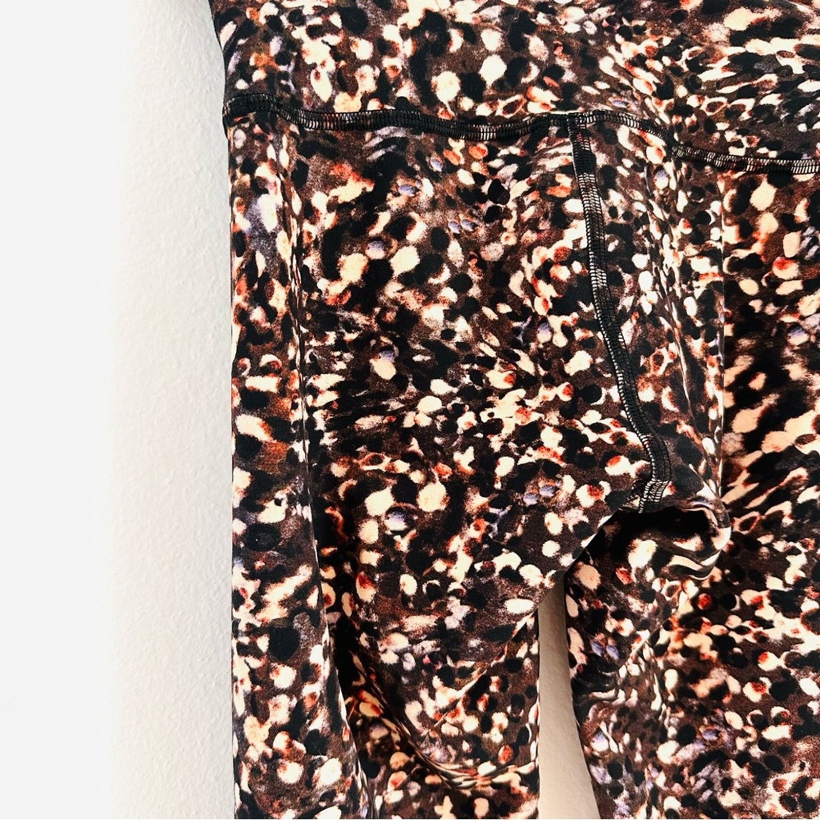 Lululemon LULULEMON Back Tan Print High Rise Cropped Ankle Leggings Size 26" / US 2 / IT 38 - 6 Thumbnail