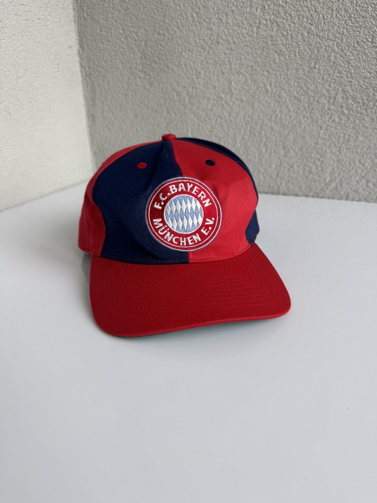 Vintage FC Bayern Munich SnapBack Cap Red Size ONE SIZE - 1 Thumbnail