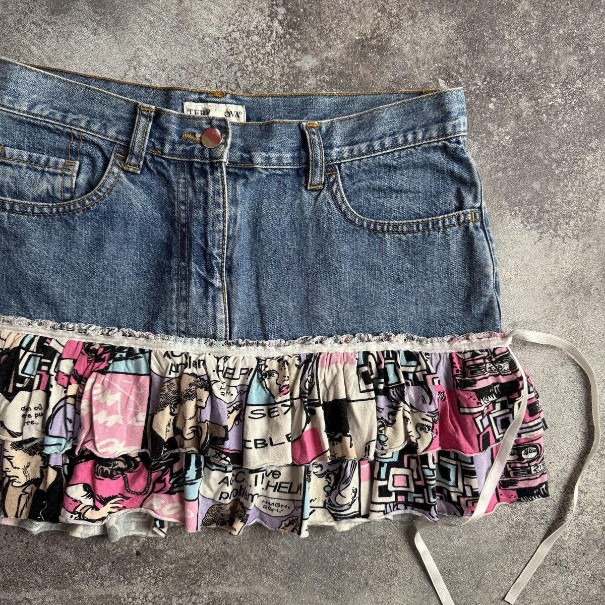 Hysteric Glamour Y2K Glam Comic Print Low Rise Ruffle Denim Mini Skirt Size 27" / US 4 / IT 40 - 3 Thumbnail