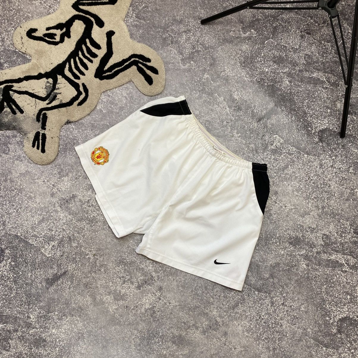 Vintage Vintage Nike Manchester United 90 Basic player soccer shorts Size US 34 / EU 50 - 1 Thumbnail