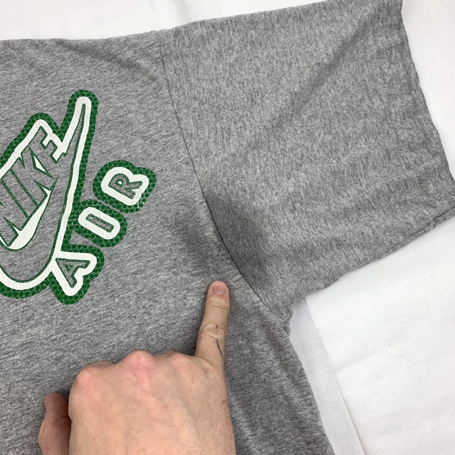 Nike VINTAGE Nike Air T Shirt Mens Adult Large Gray Y2K Sports Silver Tag Logo Spell Out Shirt Size US L / EU 52-54 / 3 - 2 Thumbnail