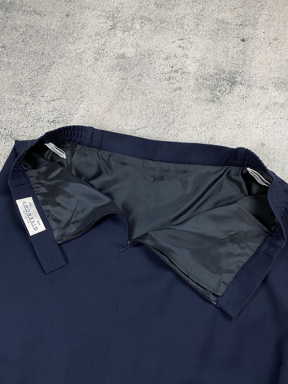 Givenchy Givenchy Navy Blue Minimal Midi Skirt Elegant Designer Piece Size 30" / US 8 / IT 44 - 9 Thumbnail